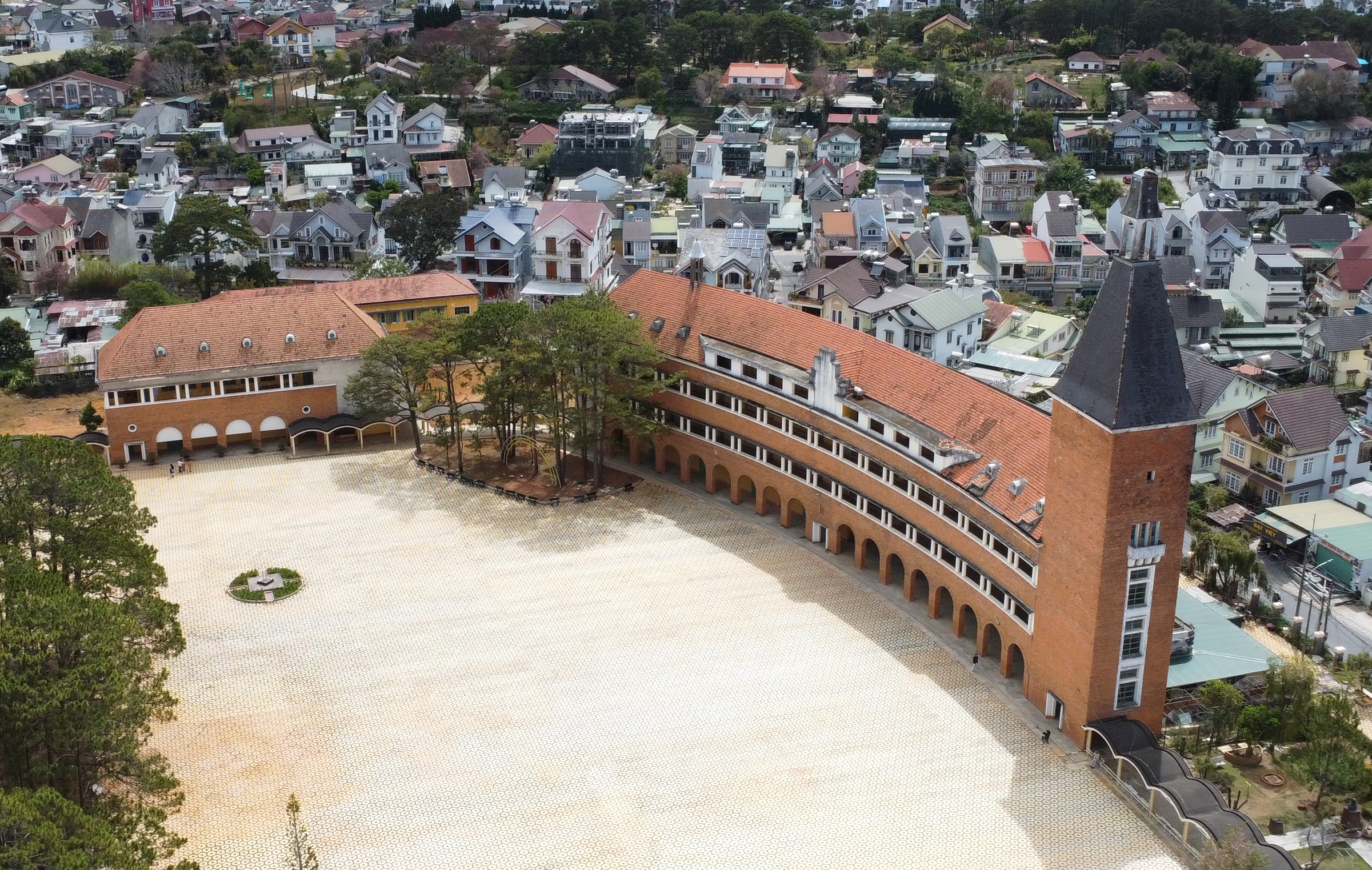 Ng&ocirc;i trường gần 100 năm ở Đ&agrave; Lạt l&agrave; di t&iacute;ch cấp quốc gia - Ảnh 2.