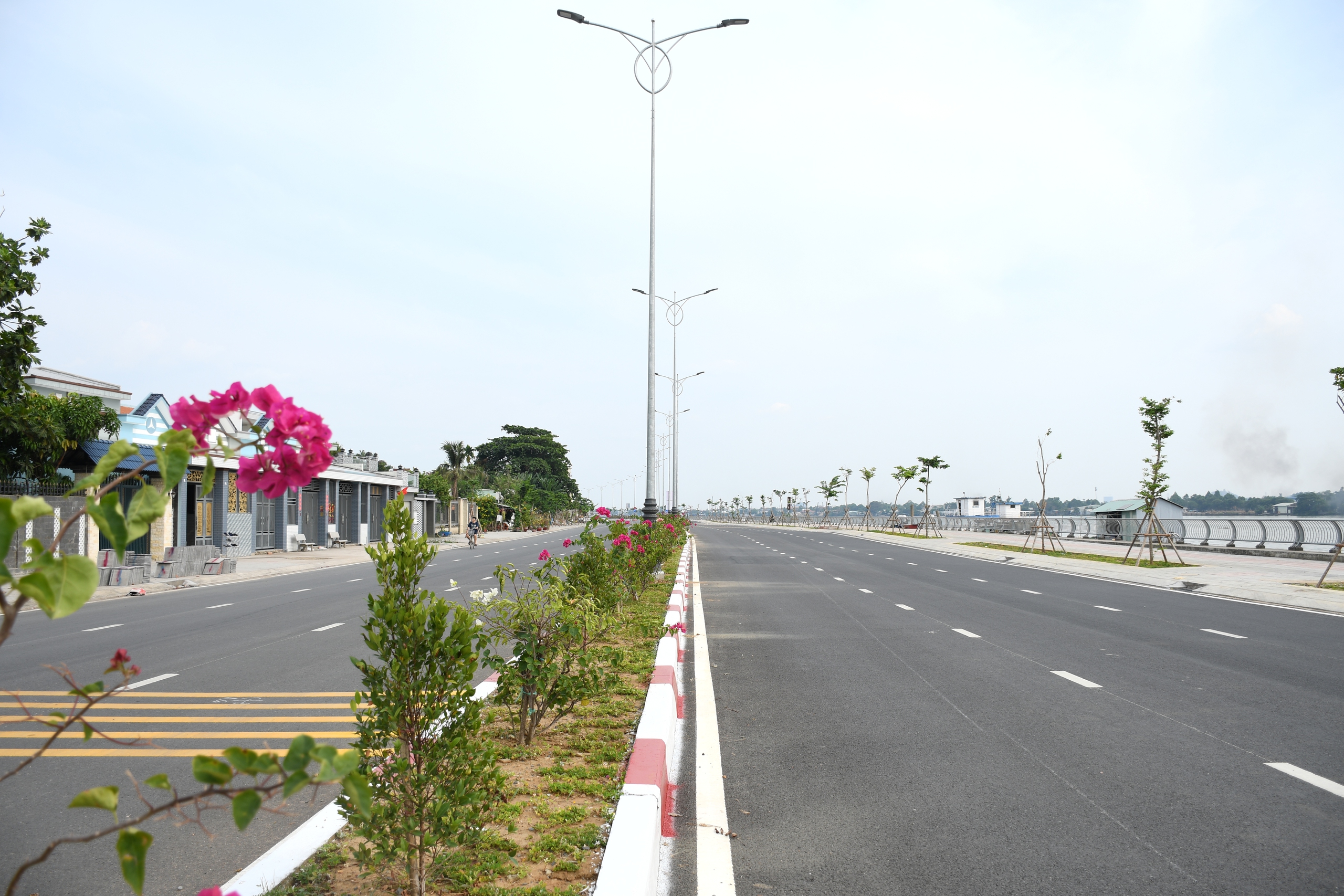 Cận cảnh con đường ven s&ocirc;ng Đồng Nai đẹp nhất năm 2026 - Ảnh 15.