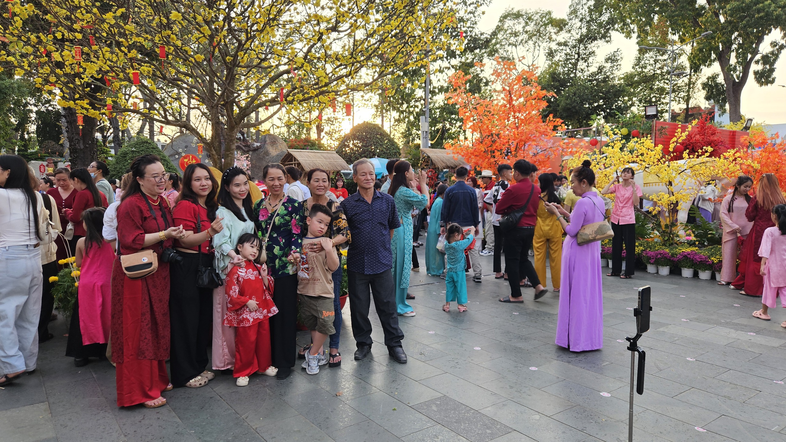 D&ograve;ng người ken đặc xếp h&agrave;ng đi lễ ch&ugrave;a Hoằng Ph&aacute;p - Ảnh 4.