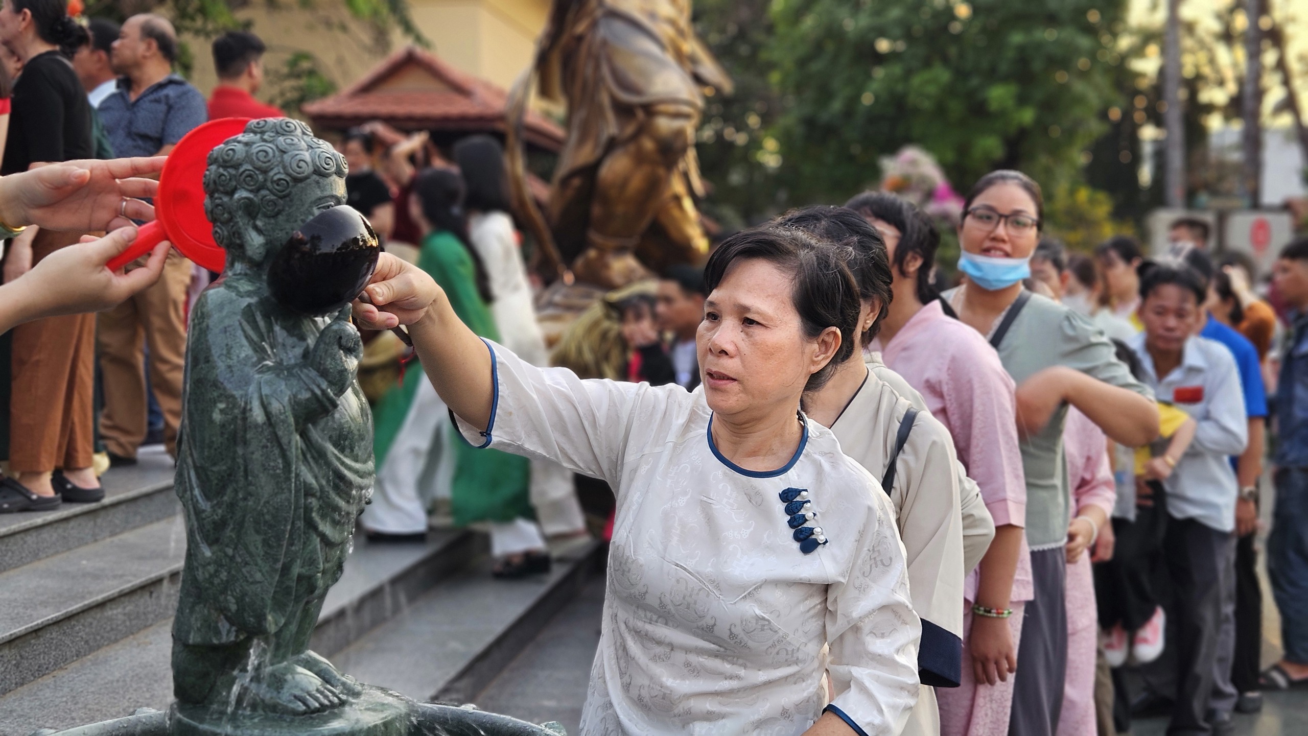 D&ograve;ng người ken đặc xếp h&agrave;ng đi lễ ch&ugrave;a Hoằng Ph&aacute;p - Ảnh 6.