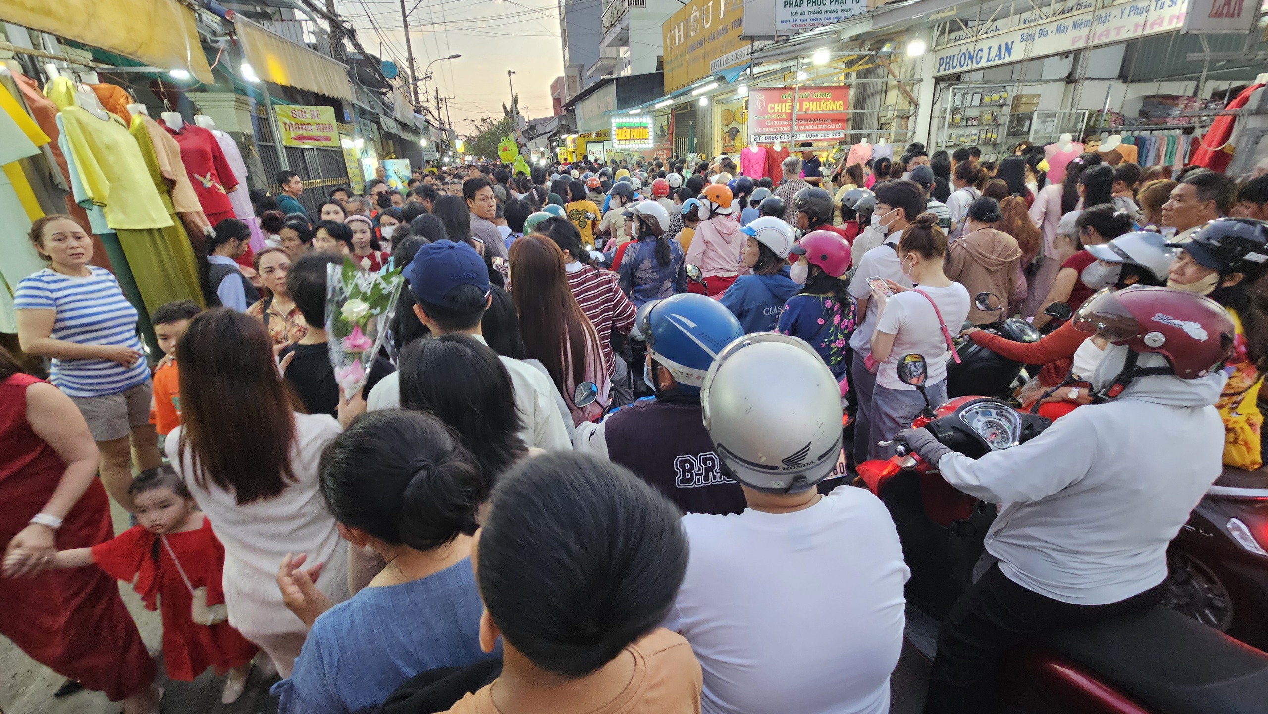 D&ograve;ng người ken đặc xếp h&agrave;ng đi lễ ch&ugrave;a Hoằng Ph&aacute;p - Ảnh 1.