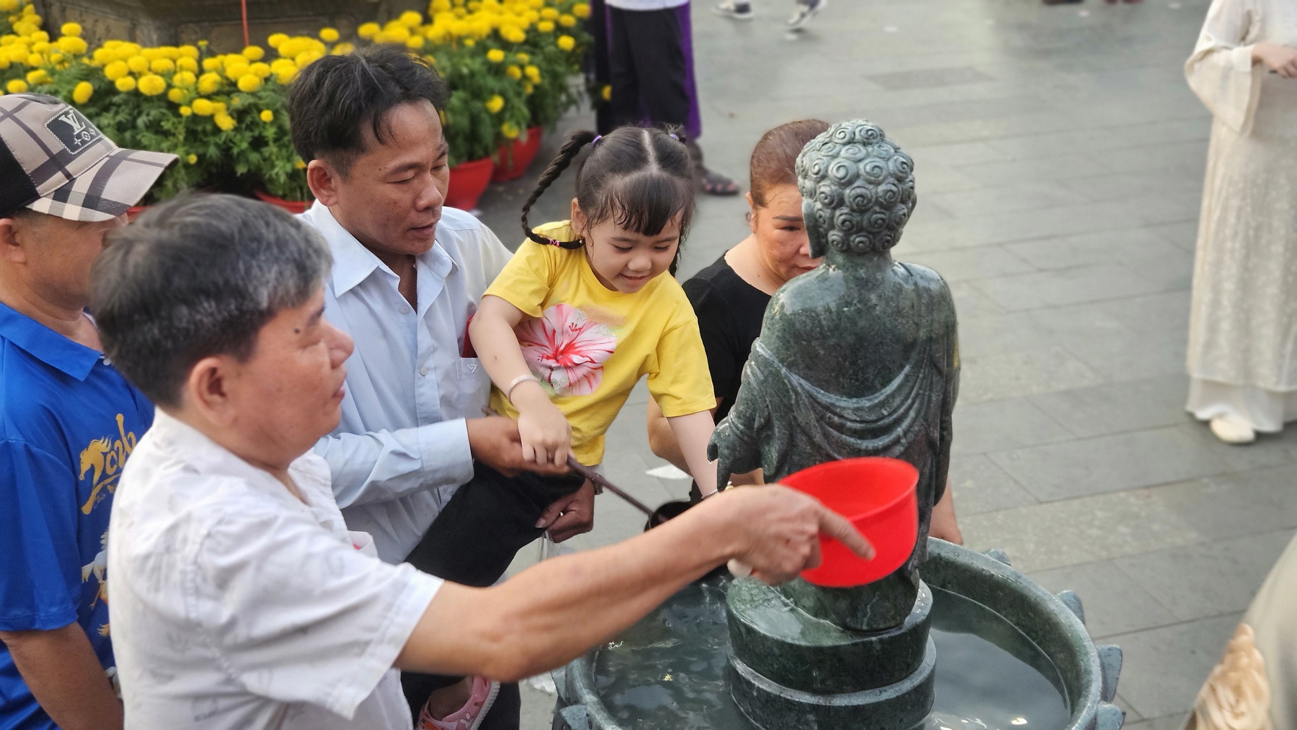 D&ograve;ng người ken đặc xếp h&agrave;ng đi lễ ch&ugrave;a Hoằng Ph&aacute;p - Ảnh 8.