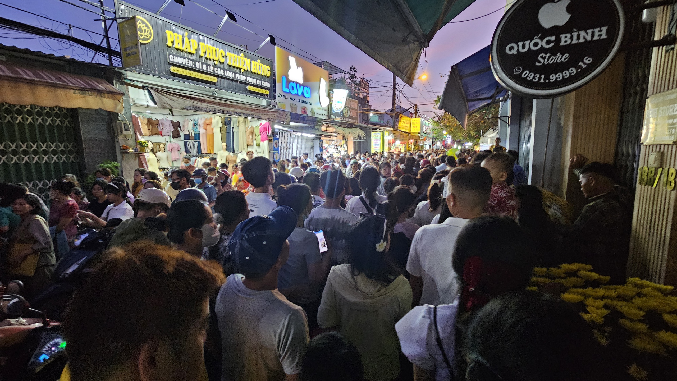 D&ograve;ng người ken đặc xếp h&agrave;ng đi lễ ch&ugrave;a Hoằng Ph&aacute;p - Ảnh 9.