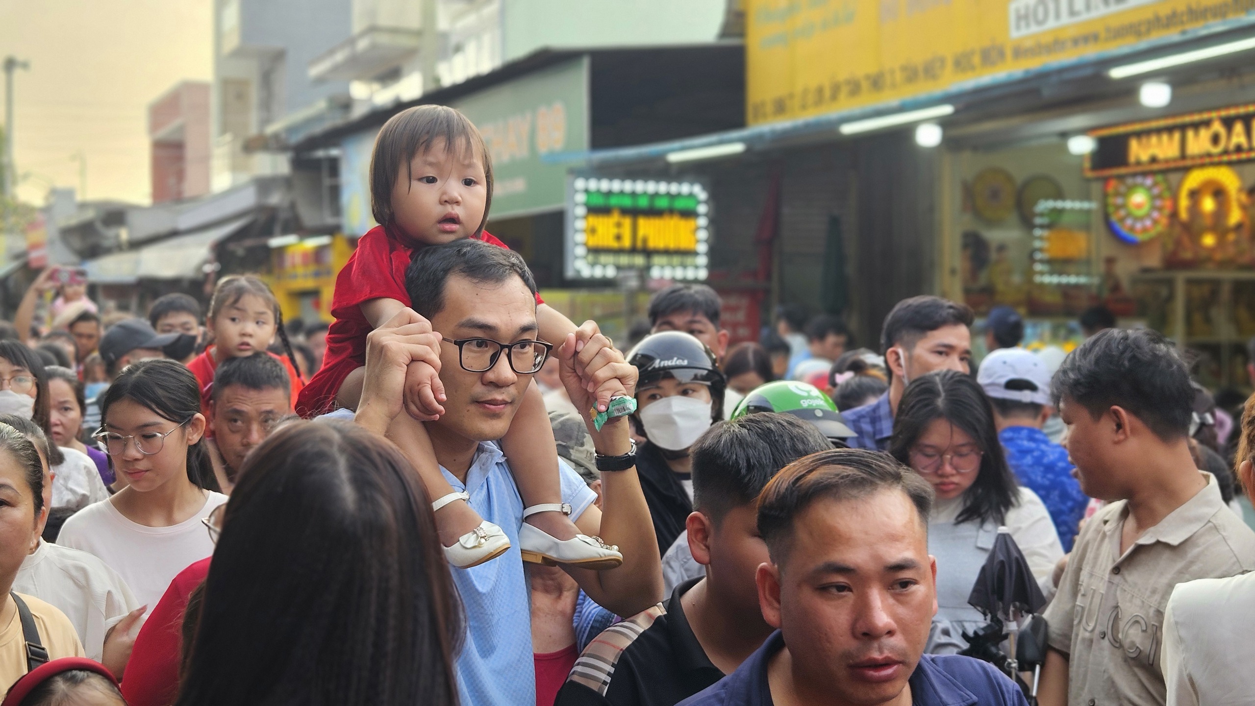 D&ograve;ng người ken đặc xếp h&agrave;ng đi lễ ch&ugrave;a Hoằng Ph&aacute;p - Ảnh 2.