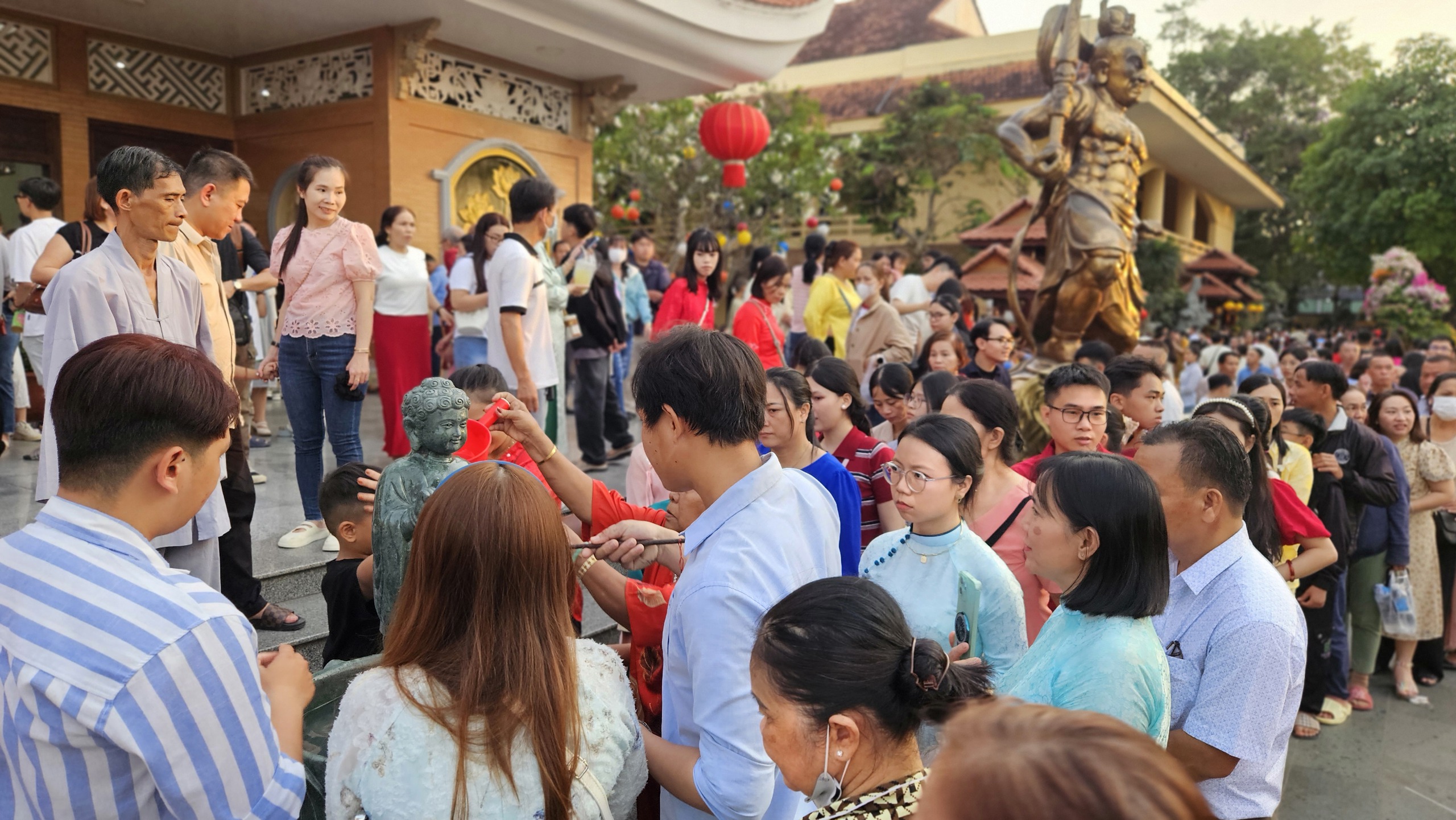 D&ograve;ng người ken đặc xếp h&agrave;ng đi lễ ch&ugrave;a Hoằng Ph&aacute;p - Ảnh 5.