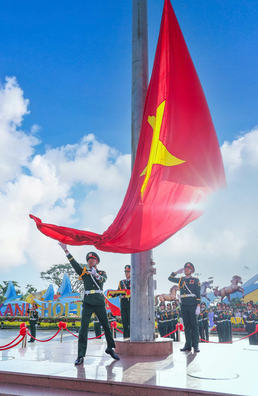 Gia Lai lần đầu tổ chức lễ thượng cờ sáng mùng 1 Tết - Ảnh 1.