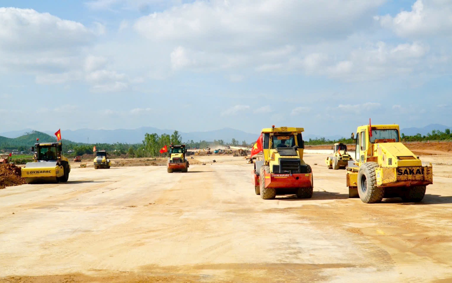 C&agrave;y n&aacute;t ĐT 638, xe chở đất phục vụ thi c&ocirc;ng s&acirc;n bay Ph&ugrave; C&aacute;t bị y&ecirc;u cầu siết chặt - Ảnh 2.