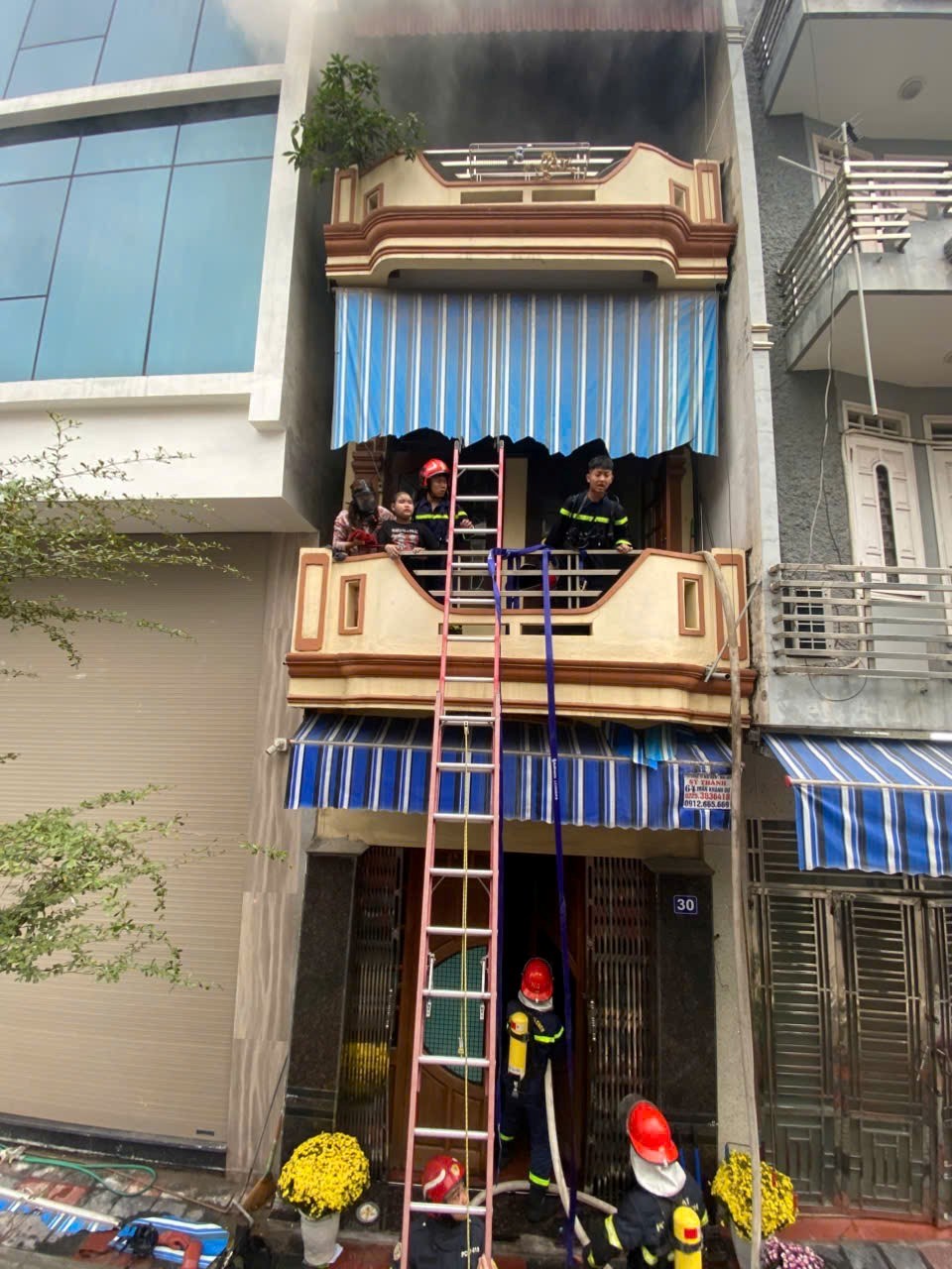 Kịp thời cứu 2 người trong vụ cháy nhà dân tại Hải Phòng mùng 1 Tết 2026 - Ảnh 1.