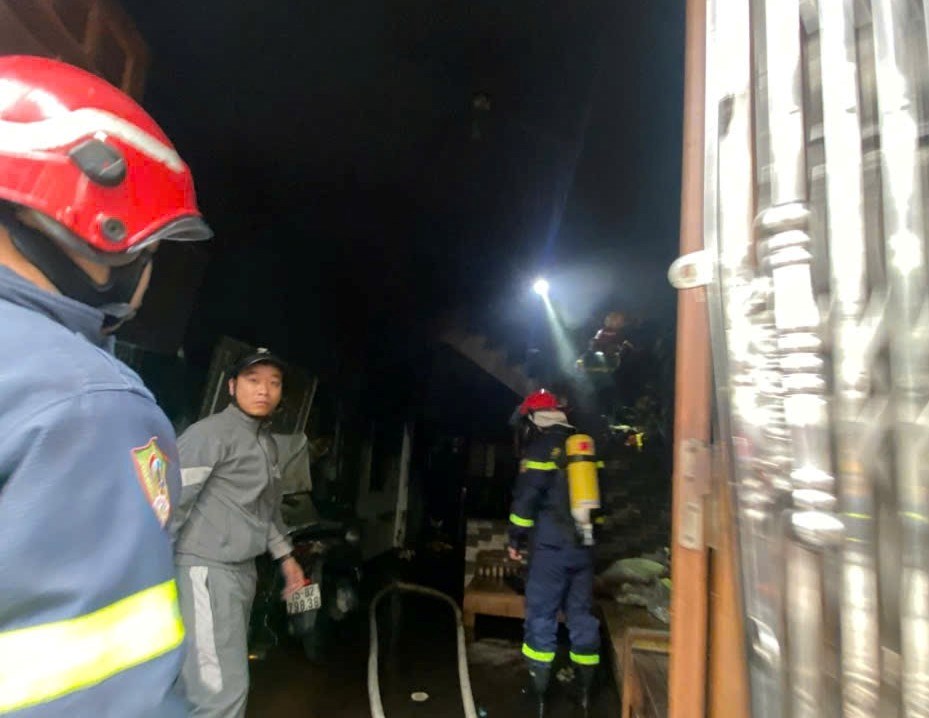 Kịp thời cứu 2 người trong vụ cháy nhà dân tại Hải Phòng mùng 1 Tết 2026 - Ảnh 2.