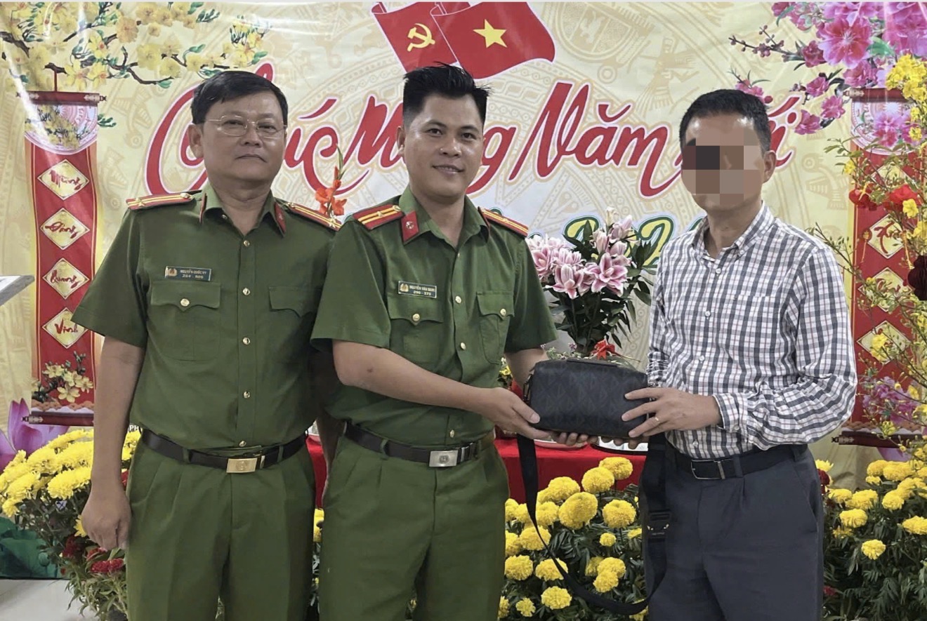 Niềm vui của người đàn ông ở TPHCM vào đêm giao thừa - Ảnh 1.