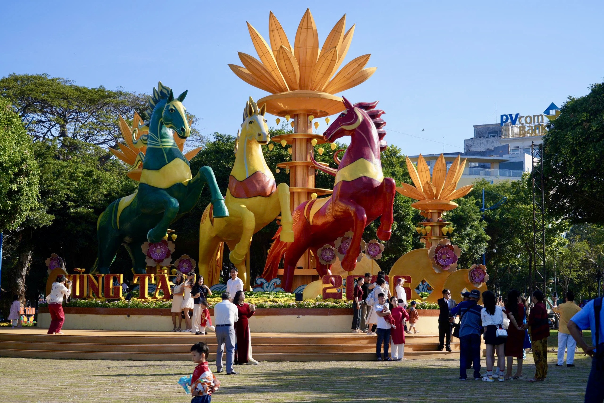 Hàng ngàn người vượt biển lên Hòn Bà cầu bình an sáng mùng 1 Tết - Ảnh 3.