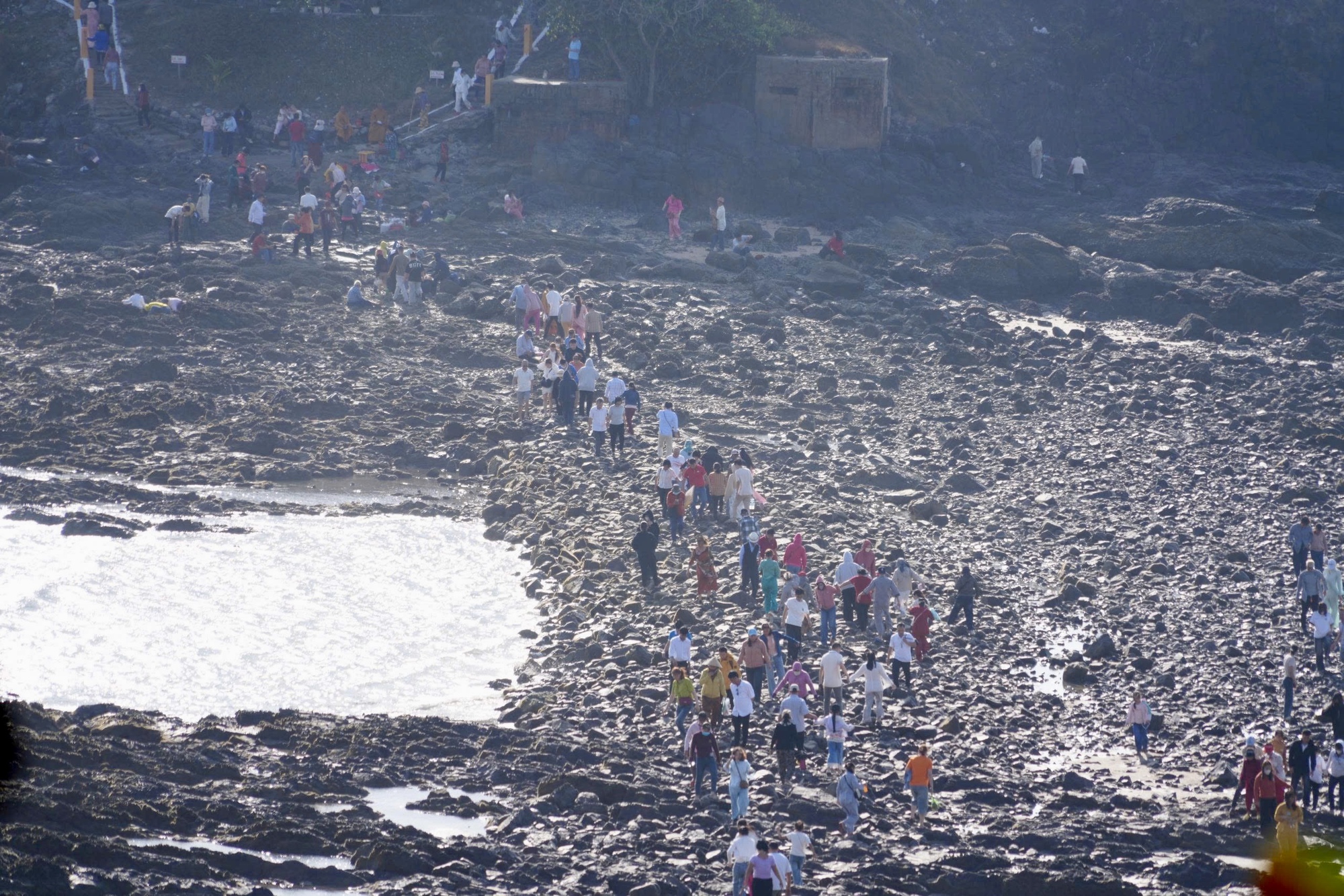 Hàng ngàn người vượt biển lên Hòn Bà cầu bình an sáng mùng 1 Tết - Ảnh 1.