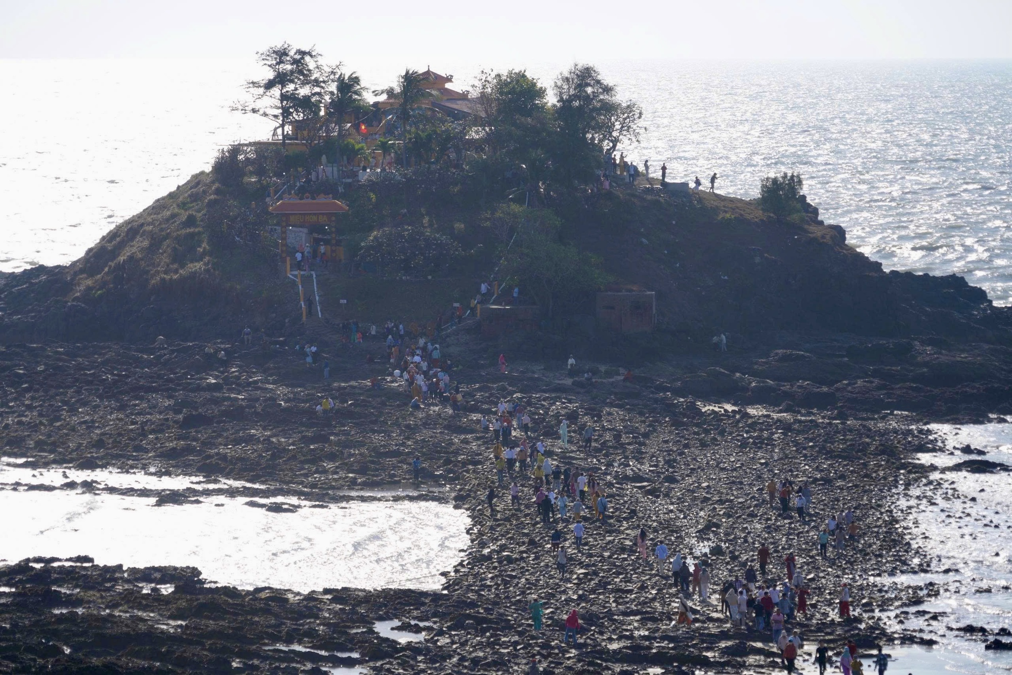 Hàng ngàn người vượt biển lên Hòn Bà cầu bình an sáng mùng 1 Tết - Ảnh 2.