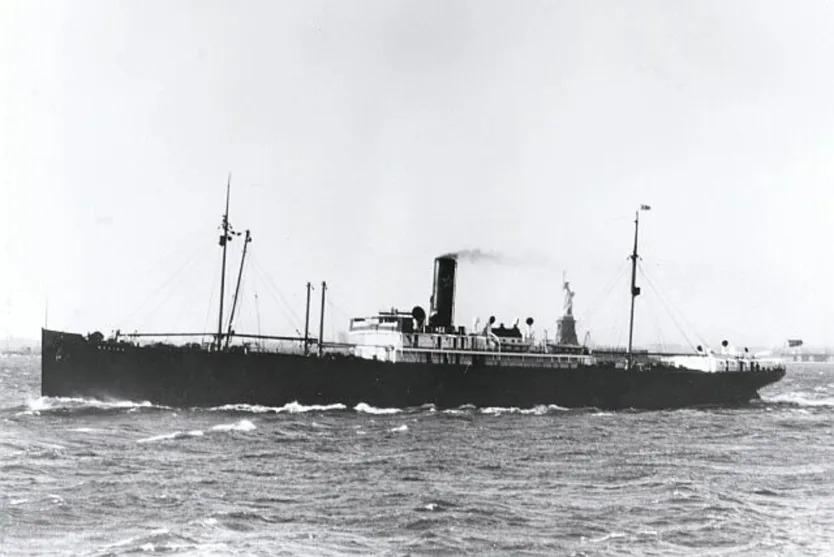 Từ tàu tham gia Thế chiến II thành khách sạn hạng sang độc nhất thế giới - Ảnh 1.