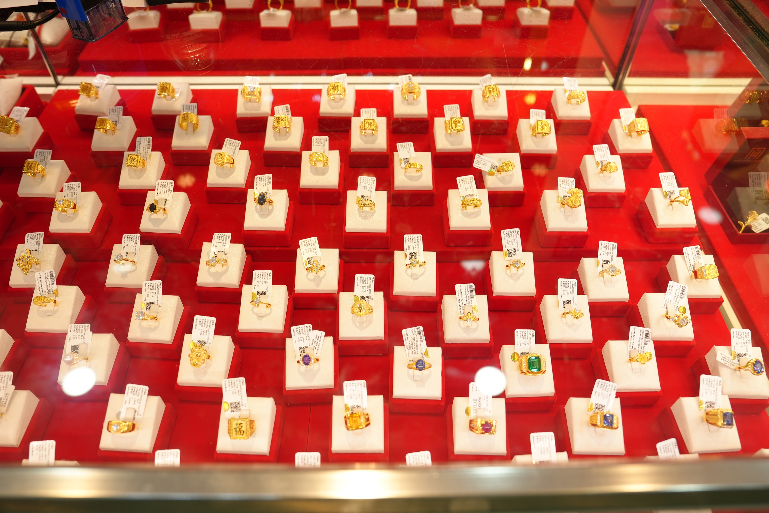 Giá vàng SJC giảm mạnh ngày 16 - 4 , thị trường kinh tế biến động - Ảnh 2. Giá vàng SJC giảm mạnh ngày 16 - 4 , thị trường kinh tế biến động - Ảnh 2.