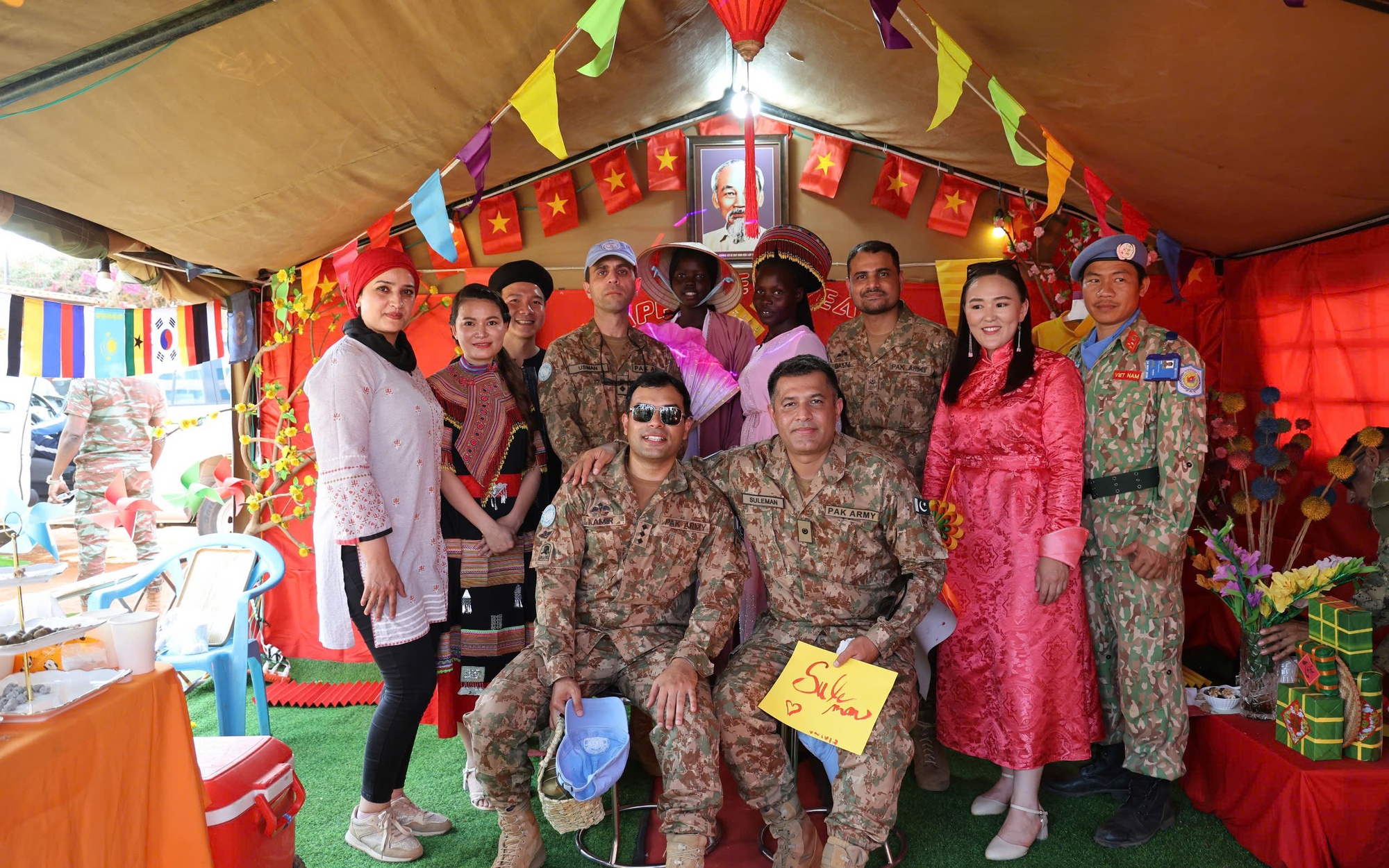 Mang Tết theo hành trình xa xứ - Ảnh 1.