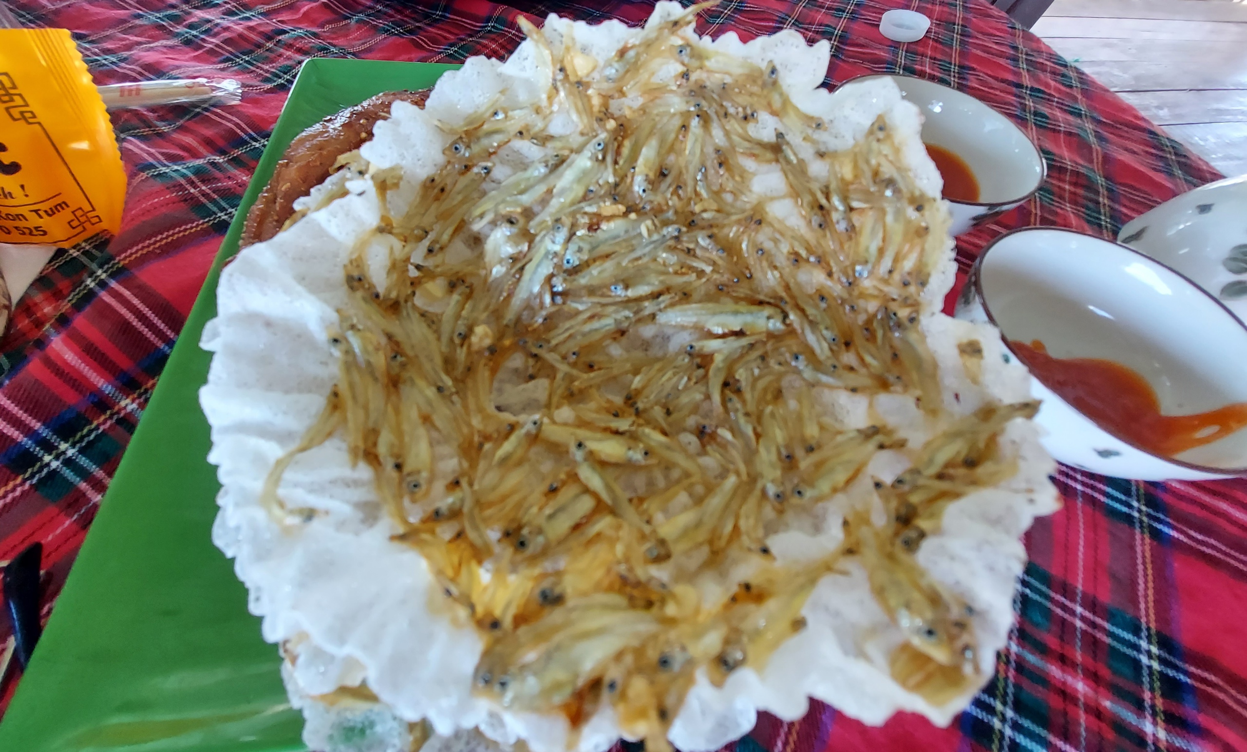 Đặc sản bánh tráng cá cơm sông Sê San: Hương vị độc đáo vùng biên viễn - Ảnh 4. Đặc sản bánh tráng cá cơm sông Sê San: Hương vị độc đáo vùng biên viễn - Ảnh 4.