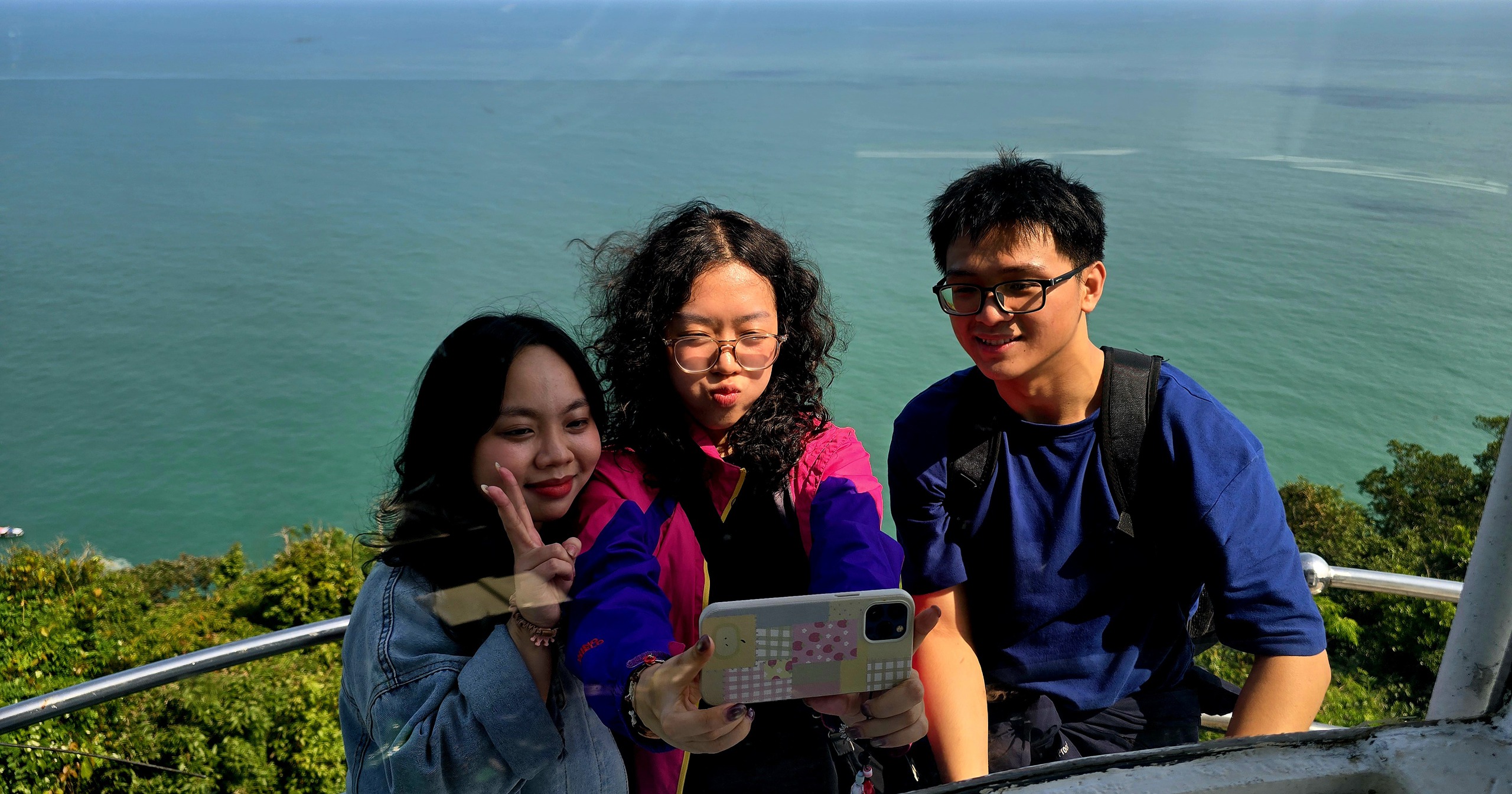 Chinh phục &ldquo;mắt biển&rdquo; trăm tuổi tr&ecirc;n đỉnh Sơn Tr&agrave; - Ảnh 7.