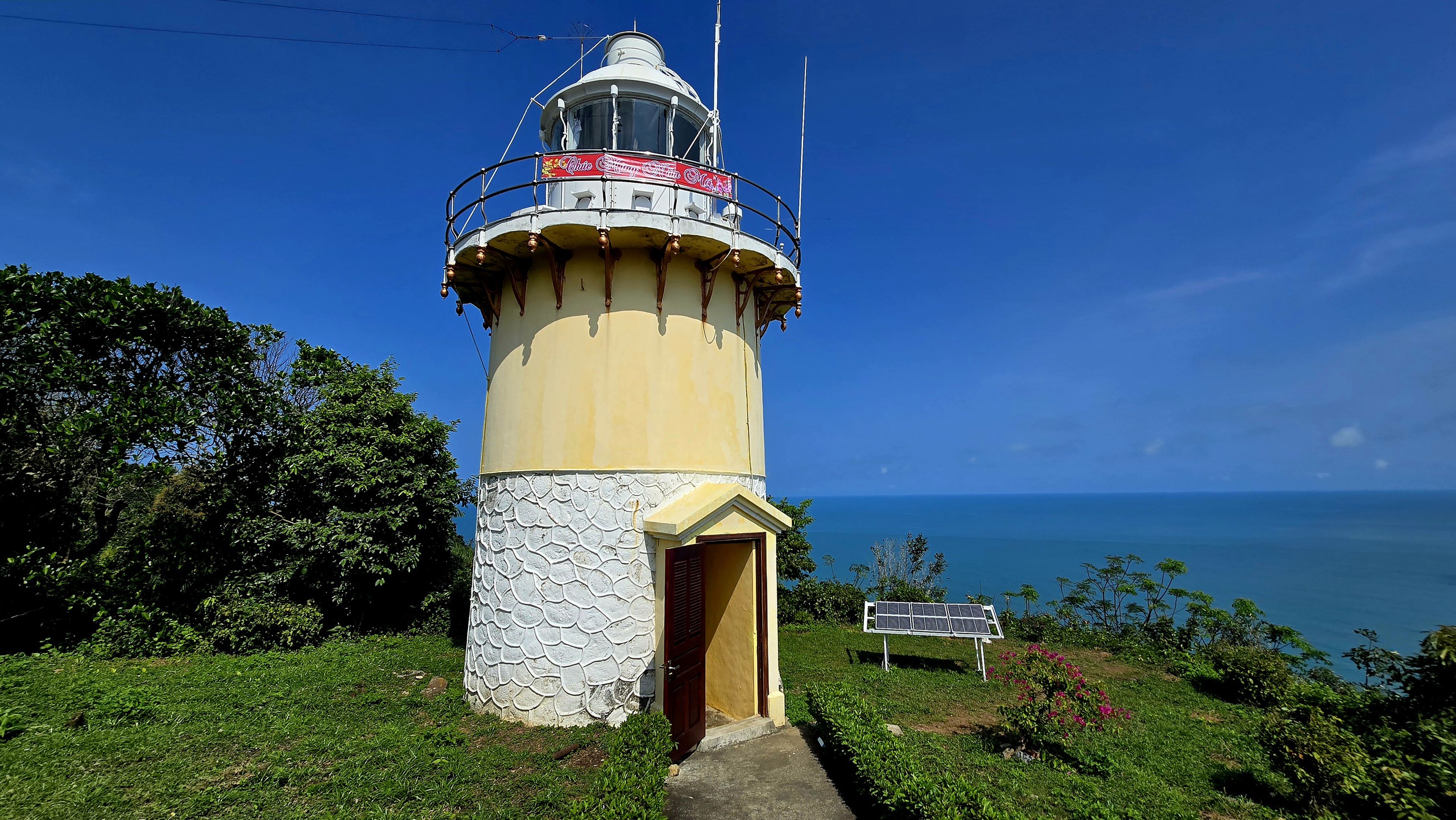 Chinh phục &ldquo;mắt biển&rdquo; trăm tuổi tr&ecirc;n đỉnh Sơn Tr&agrave; - Ảnh 1.