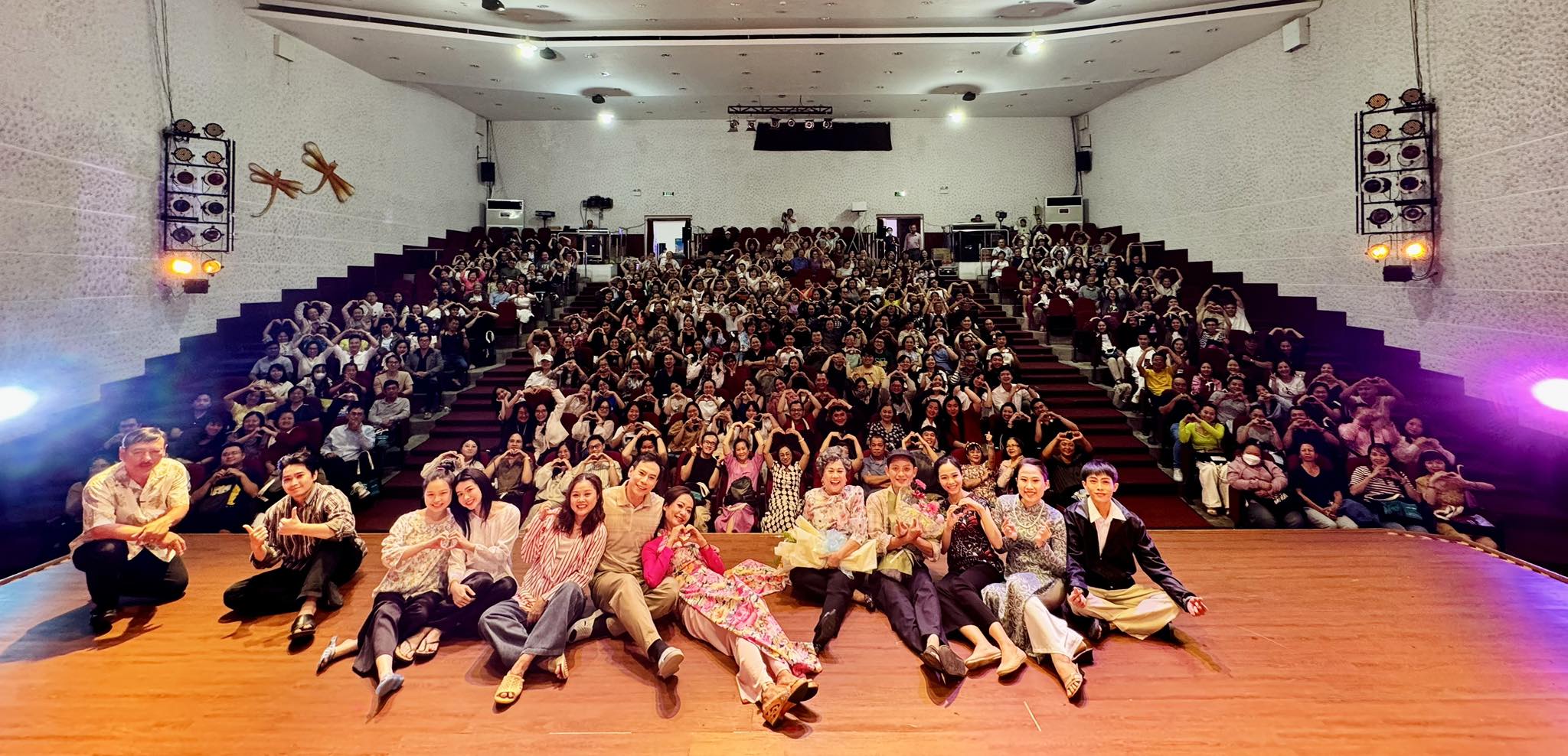 Sân khấu sáng đèn tối mùng 1 Tết: Khởi đầu mùa xuân bằng năng lượng sáng tạo - Ảnh 7.