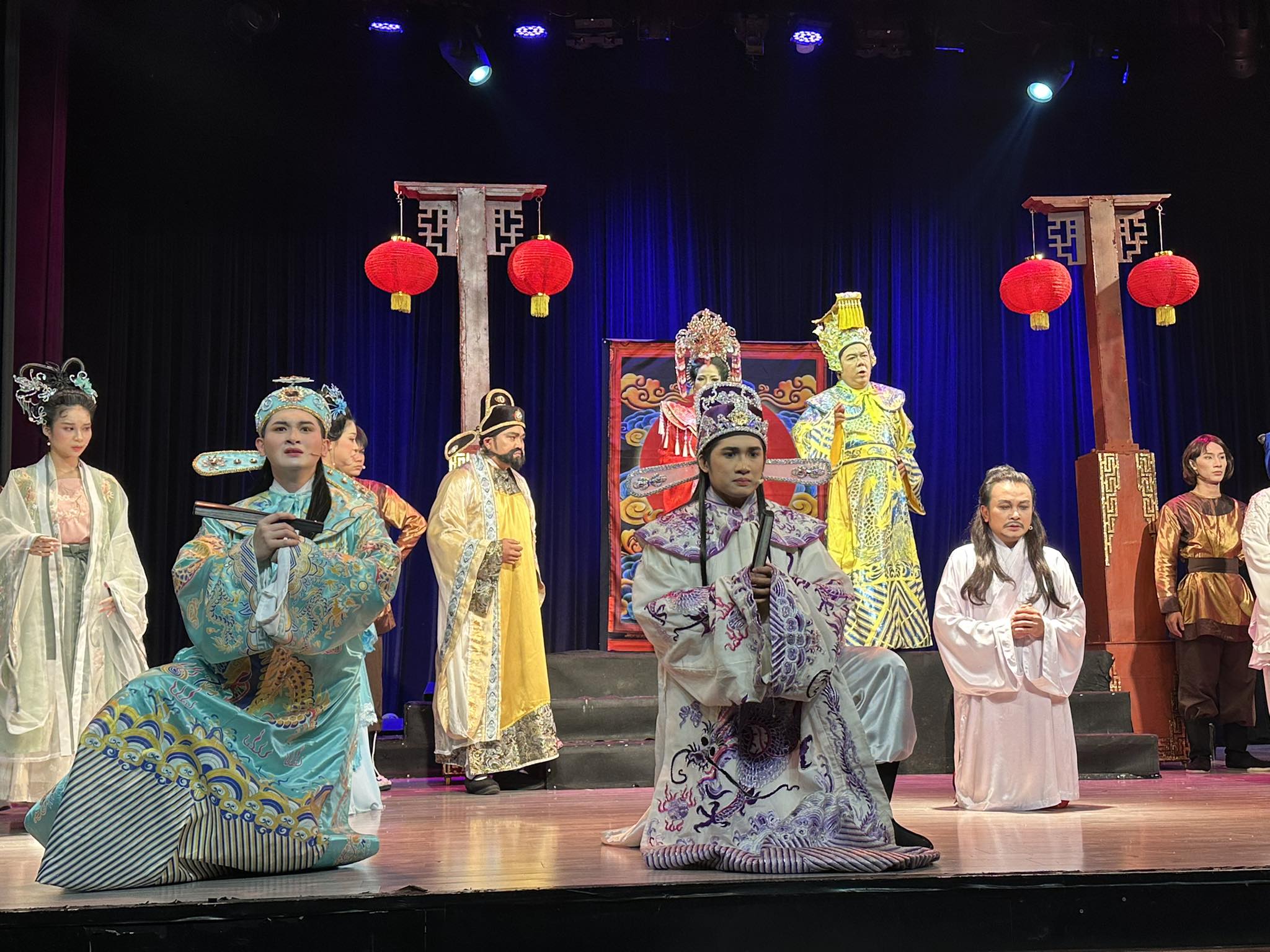 Sân khấu sáng đèn tối mùng 1 Tết: Khởi đầu mùa xuân bằng năng lượng sáng tạo - Ảnh 4.