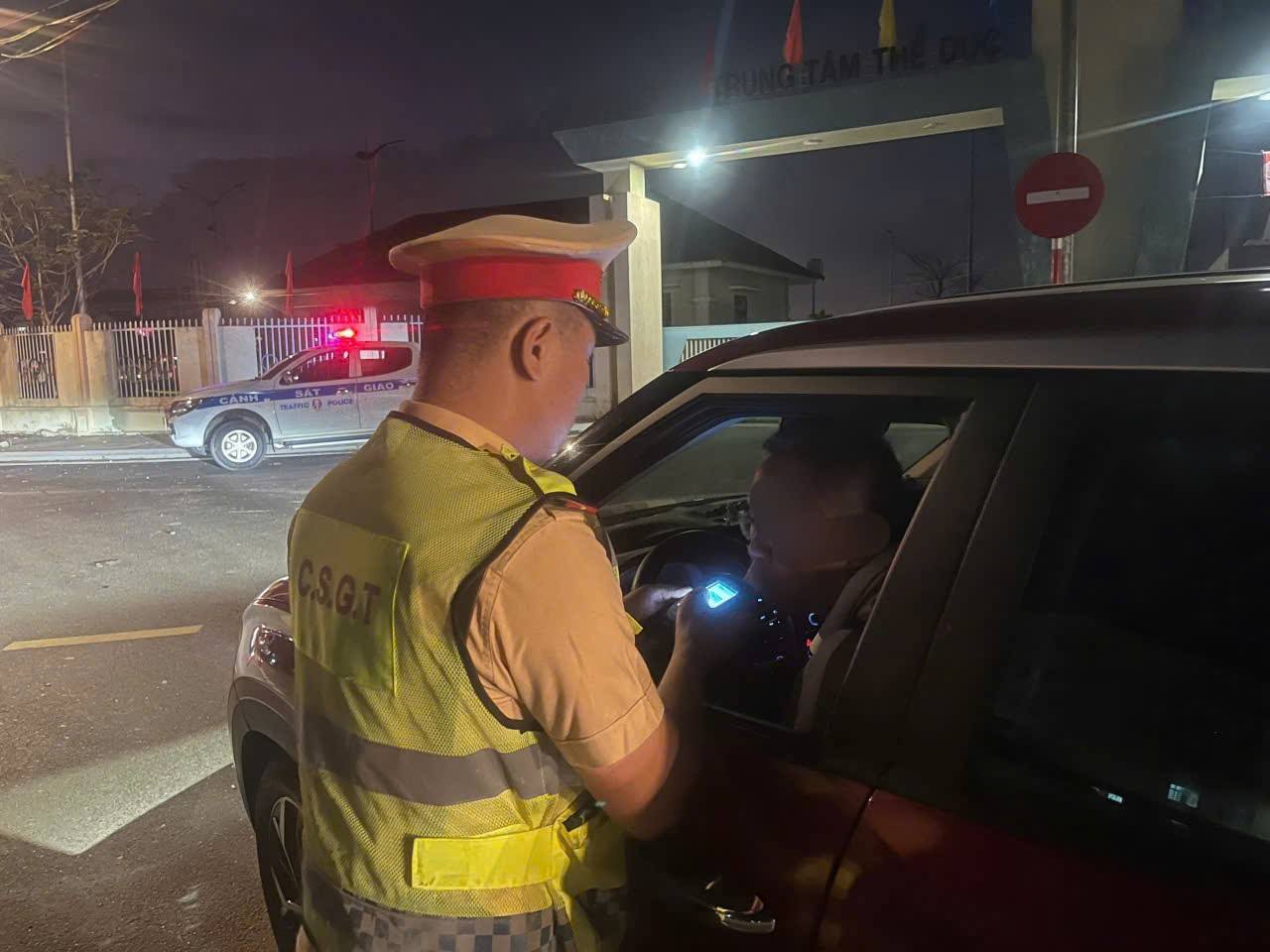 Đà Nẵng xử lý 56 trường hợp vi phạm nồng độ cồn trong ngày mùng 1 Tết 2026 - Ảnh 2.