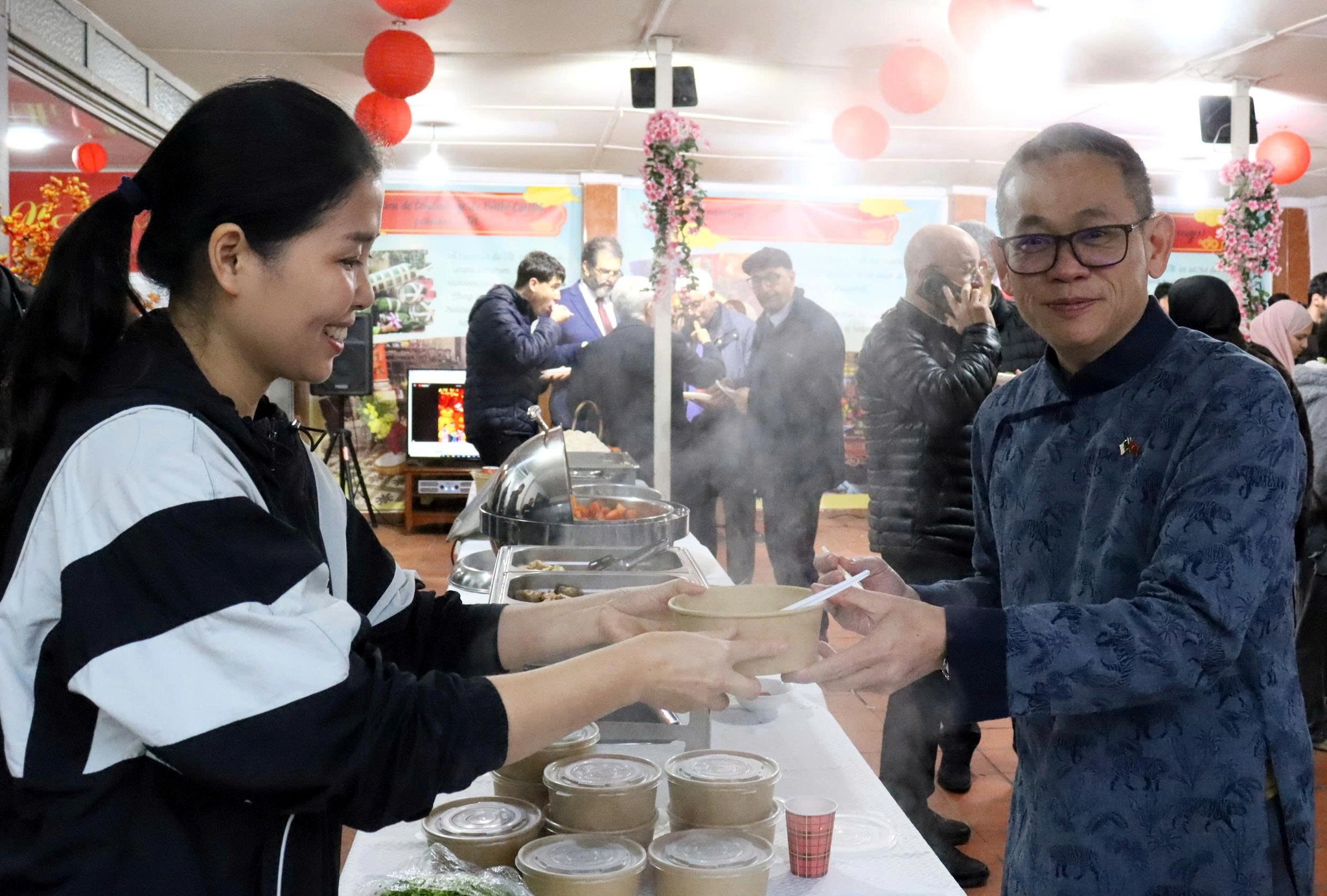 Mang Tết theo hành trình xa xứ - Ảnh 14.