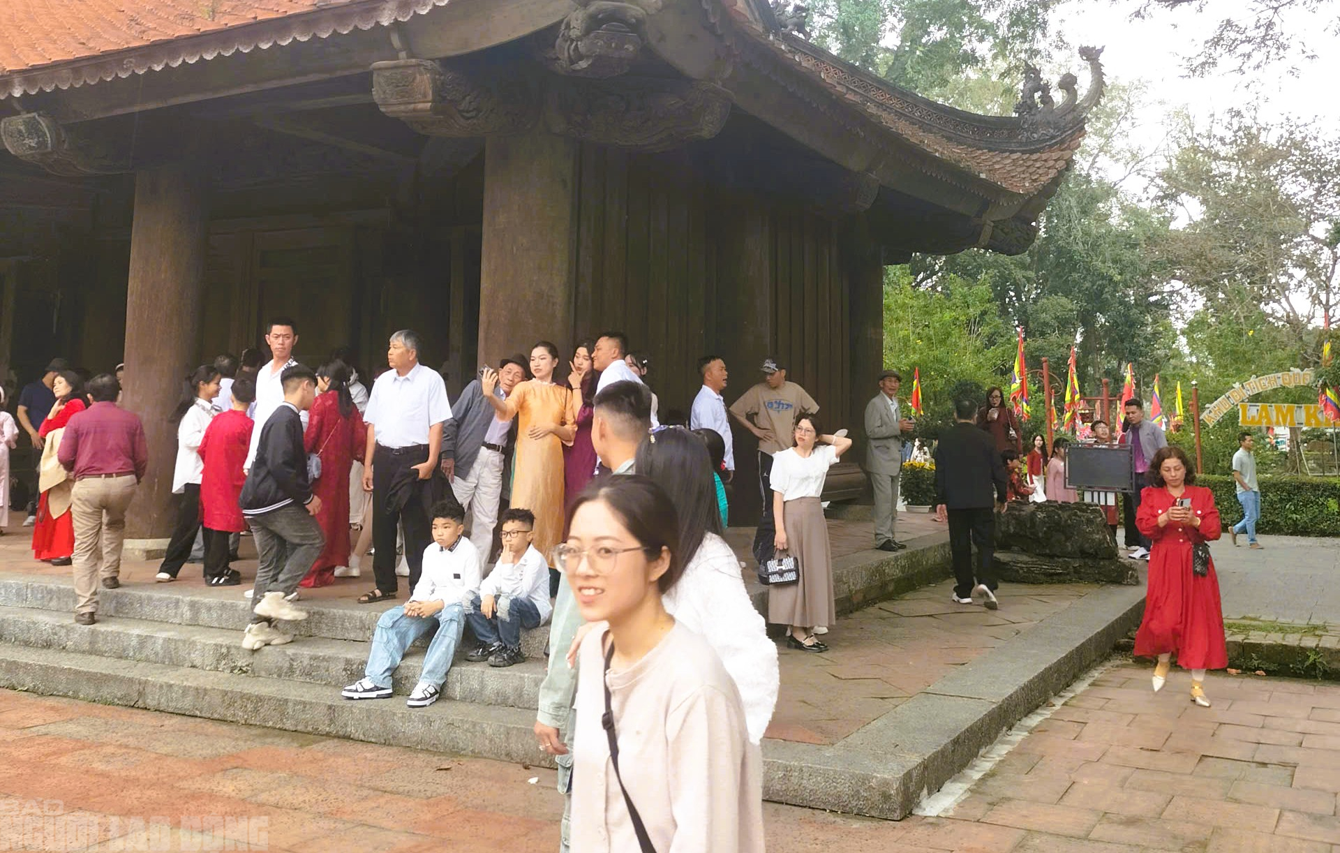 Kh&aacute;ch du lịch tấp nập đến c&aacute;c điểm du lịch nổi tiếng ở Thanh H&oacute;a du Xu&acirc;n - Ảnh 1.