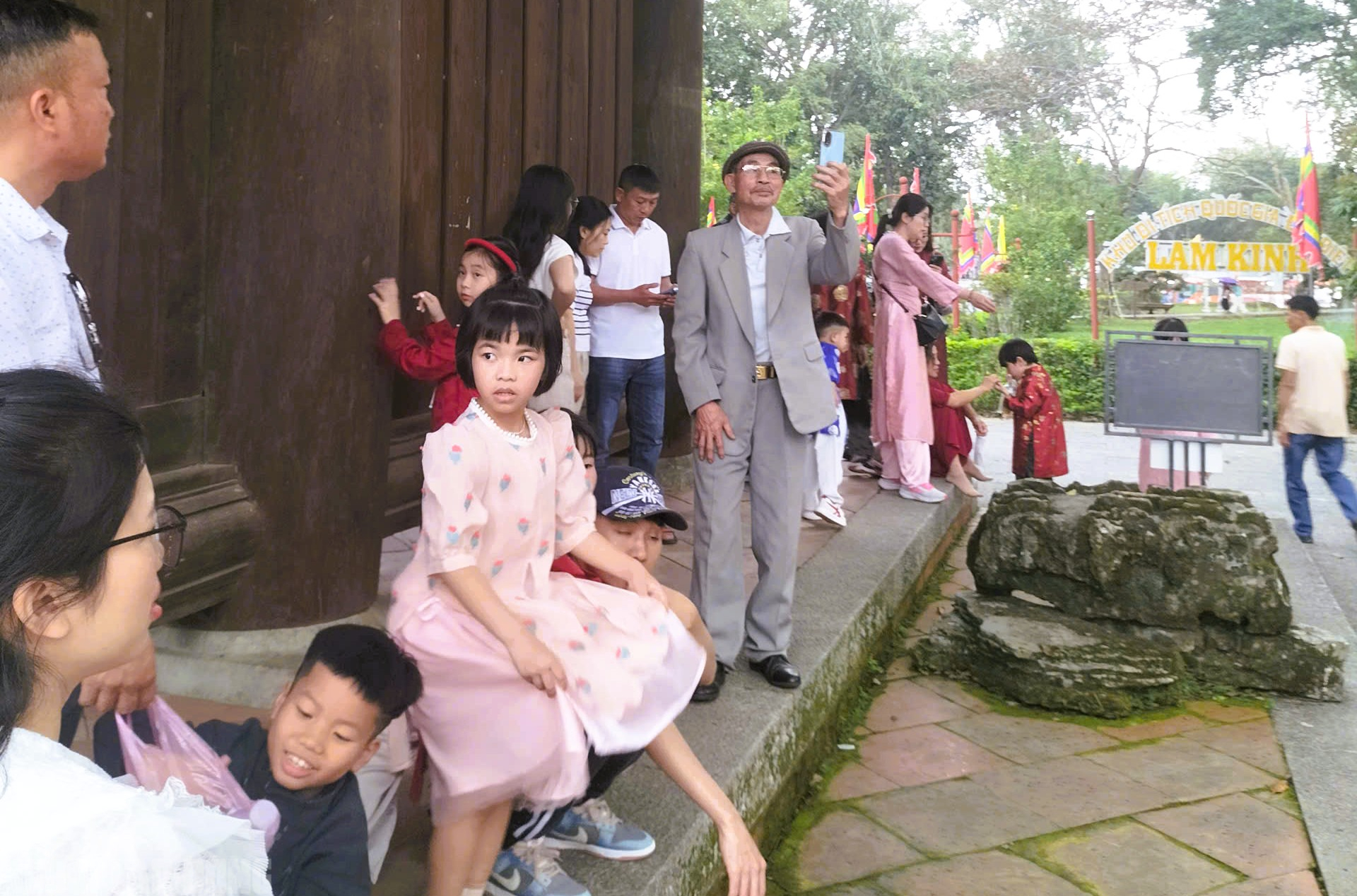 Kh&aacute;ch du lịch tấp nập đến c&aacute;c điểm du lịch nổi tiếng ở Thanh H&oacute;a du Xu&acirc;n - Ảnh 3.