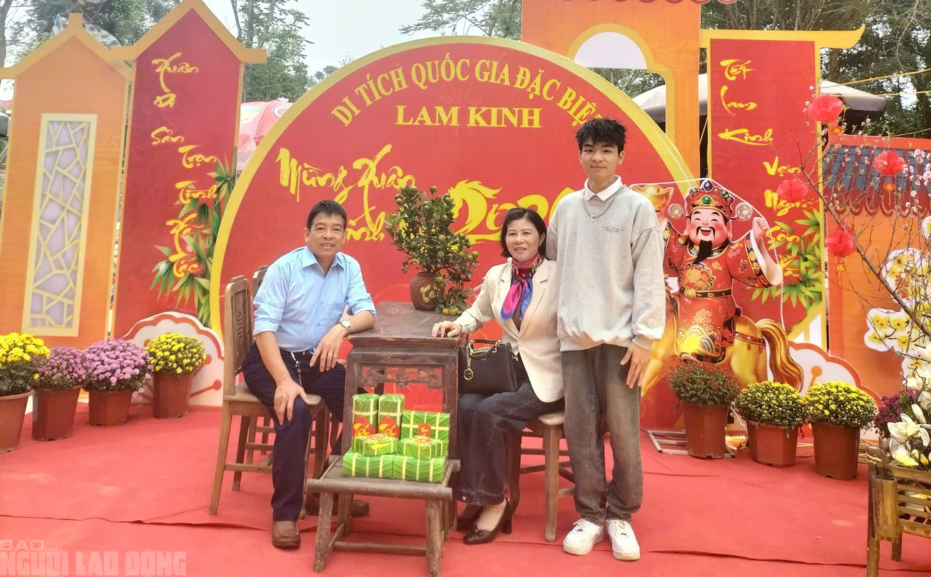 Kh&aacute;ch du lịch tấp nập đến c&aacute;c điểm du lịch nổi tiếng ở Thanh H&oacute;a du Xu&acirc;n - Ảnh 8.