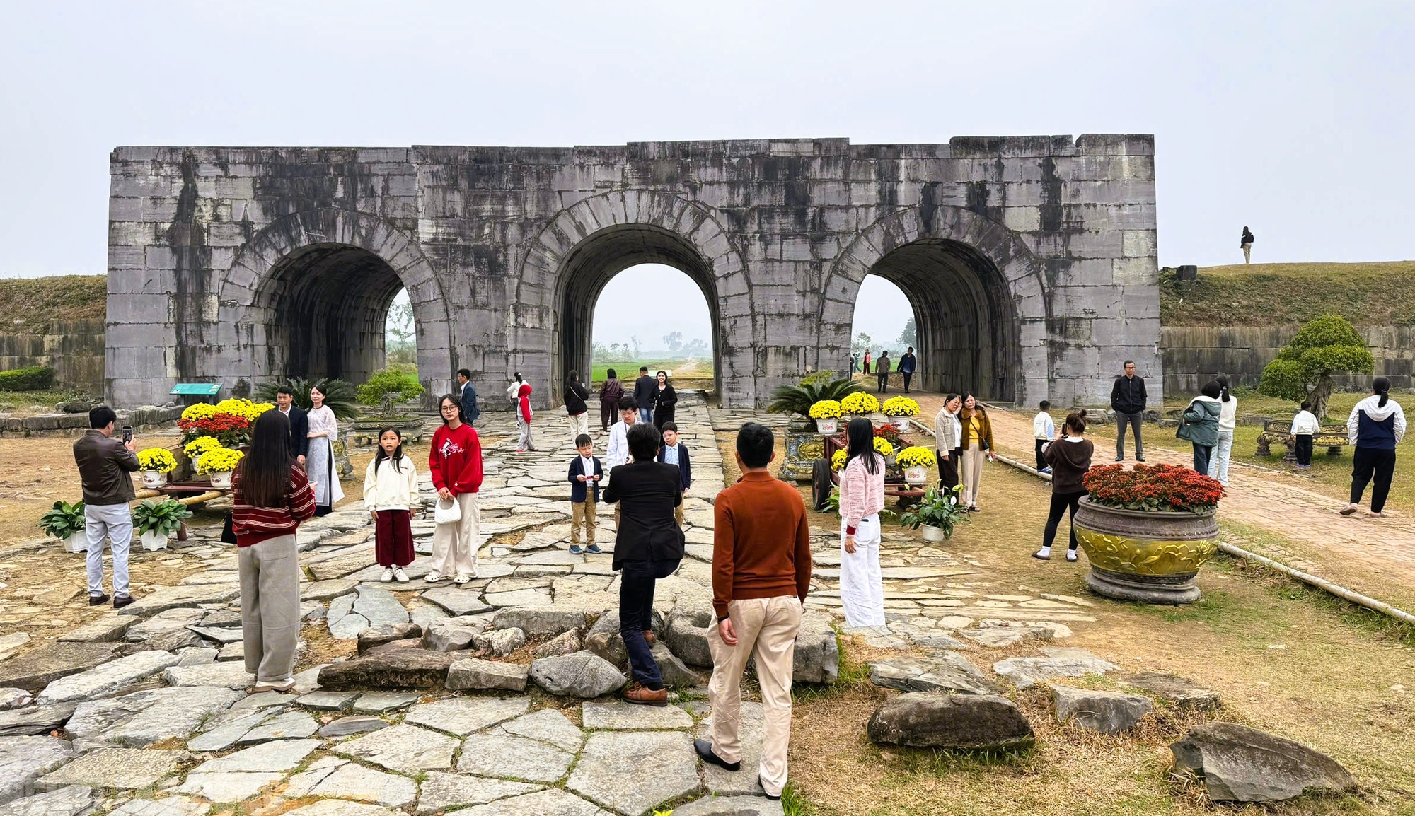 Kh&aacute;ch du lịch tấp nập đến c&aacute;c điểm du lịch nổi tiếng ở Thanh H&oacute;a du Xu&acirc;n - Ảnh 9.