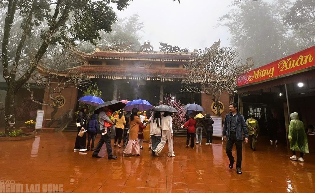 Kh&aacute;ch du lịch tấp nập đến c&aacute;c điểm du lịch nổi tiếng ở Thanh H&oacute;a du Xu&acirc;n - Ảnh 12.