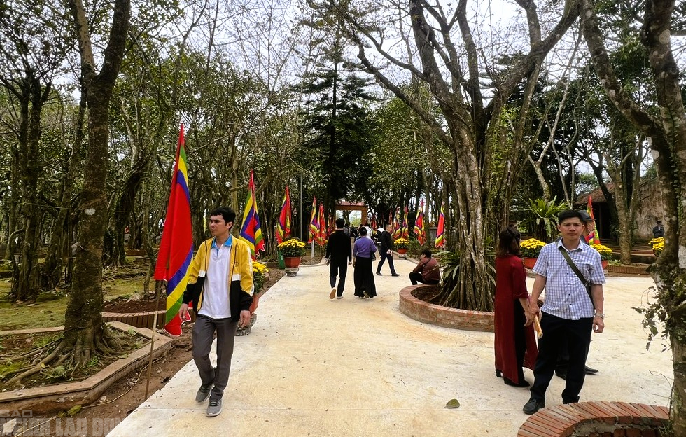 Kh&aacute;ch du lịch tấp nập đến c&aacute;c điểm du lịch nổi tiếng ở Thanh H&oacute;a du Xu&acirc;n - Ảnh 13.