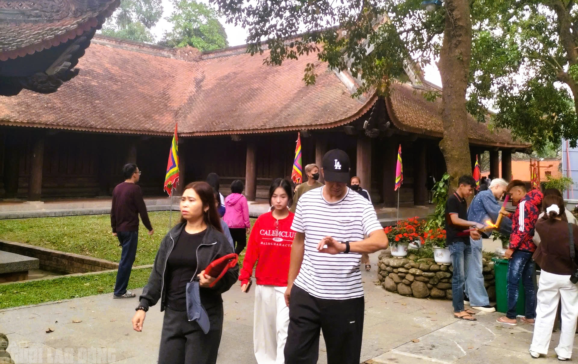 Kh&aacute;ch du lịch tấp nập đến c&aacute;c điểm du lịch nổi tiếng ở Thanh H&oacute;a du Xu&acirc;n - Ảnh 4.