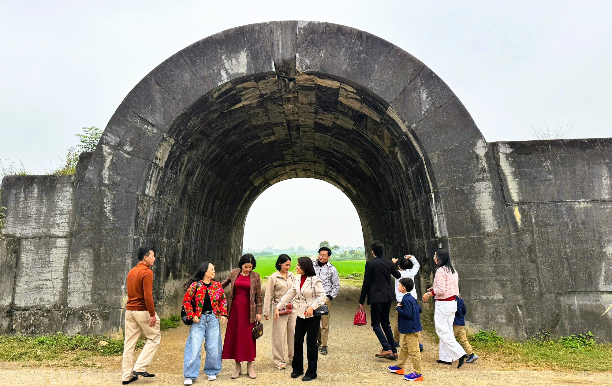 Kh&aacute;ch du lịch tấp nập đến c&aacute;c điểm du lịch nổi tiếng ở Thanh H&oacute;a du Xu&acirc;n - Ảnh 10.