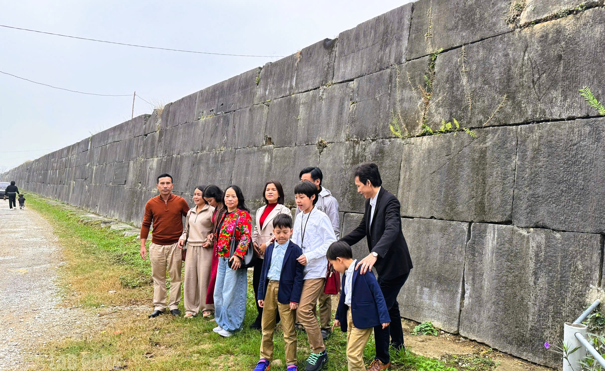 Kh&aacute;ch du lịch tấp nập đến c&aacute;c điểm du lịch nổi tiếng ở Thanh H&oacute;a du Xu&acirc;n - Ảnh 11.