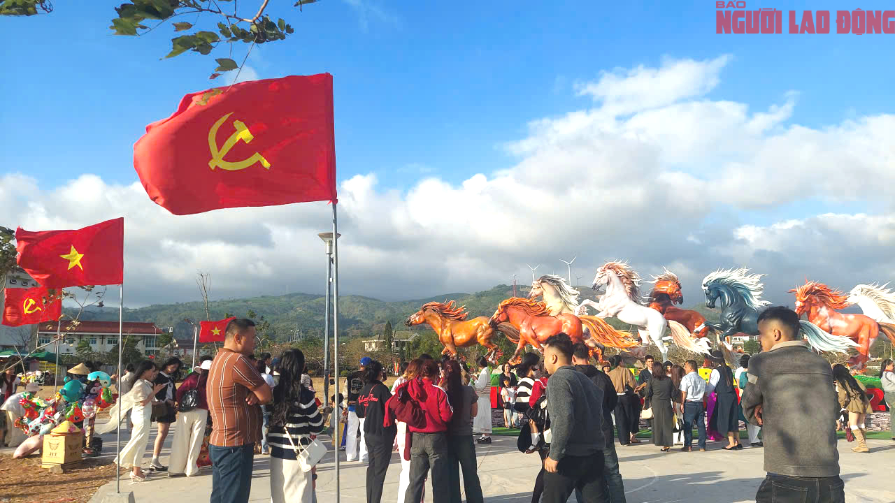 Nườm nượp người check - in linh vật ngựa Quảng Trị ngày Tết Bính Ngọ 2026 - Ảnh 1. Nườm nượp người check - in linh vật ngựa Quảng Trị ngày Tết Bính Ngọ 2026 - Ảnh 1.