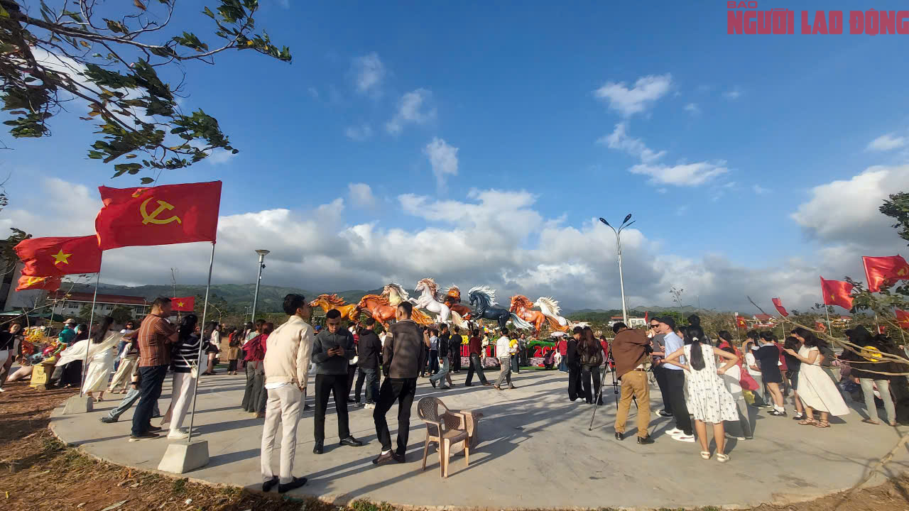 Nườm nượp người check - in linh vật ngựa Quảng Trị ngày Tết Bính Ngọ 2026 - Ảnh 2. Nườm nượp người check - in linh vật ngựa Quảng Trị ngày Tết Bính Ngọ 2026 - Ảnh 2.