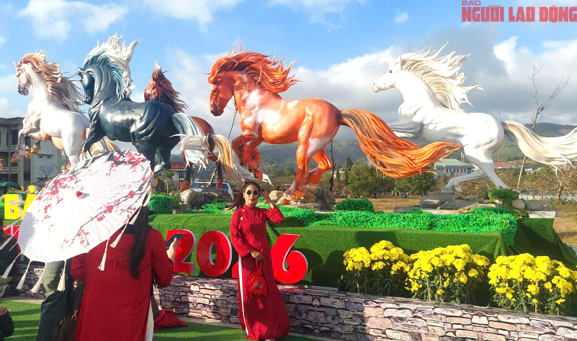 Nườm nượp người check - in linh vật ngựa Quảng Trị ngày Tết Bính Ngọ 2026 - Ảnh 5. Nườm nượp người check - in linh vật ngựa Quảng Trị ngày Tết Bính Ngọ 2026 - Ảnh 5.