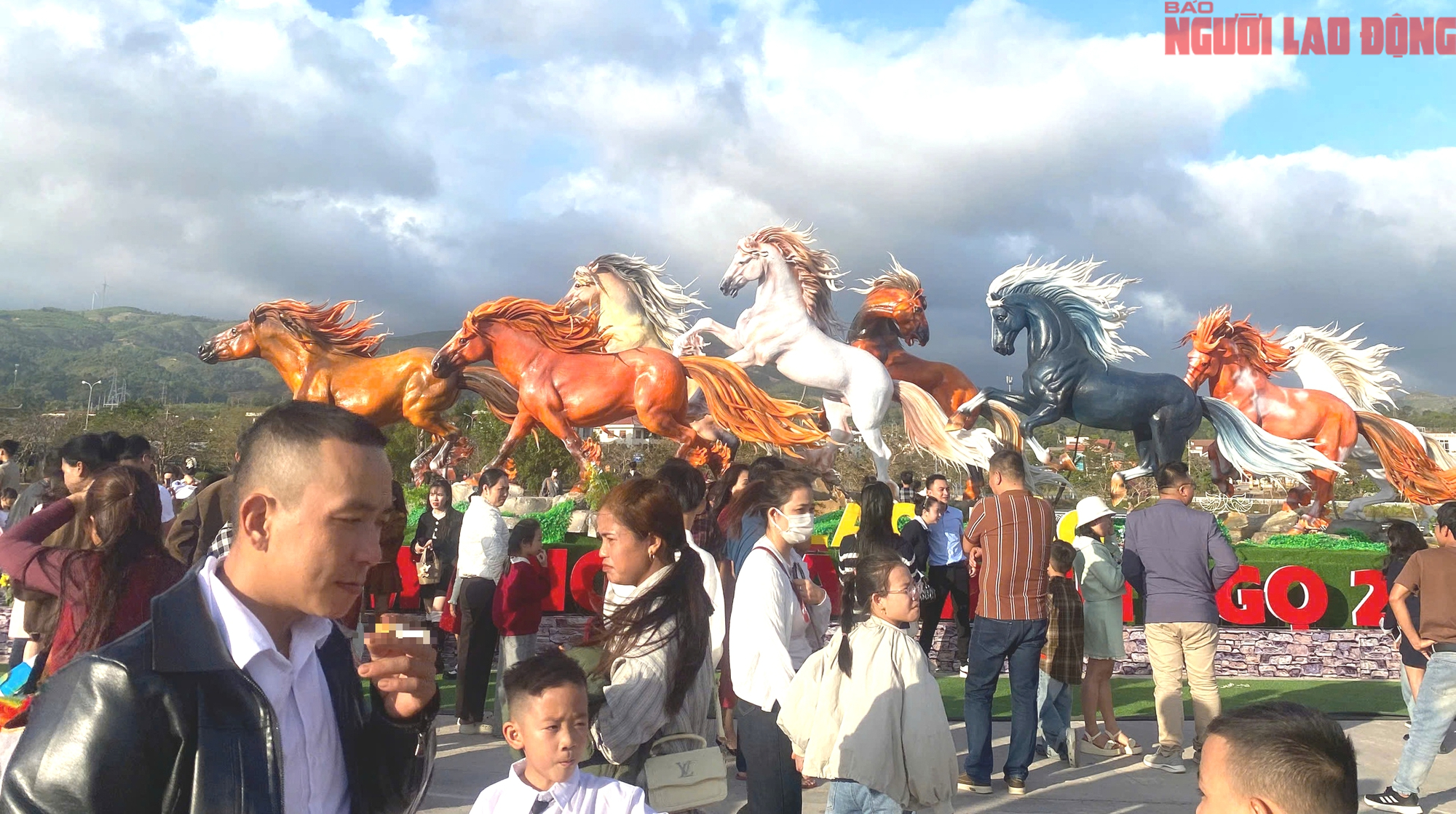 Nườm nượp người check - in linh vật ngựa Quảng Trị ngày Tết Bính Ngọ 2026 - Ảnh 9. Nườm nượp người check - in linh vật ngựa Quảng Trị ngày Tết Bính Ngọ 2026 - Ảnh 9.