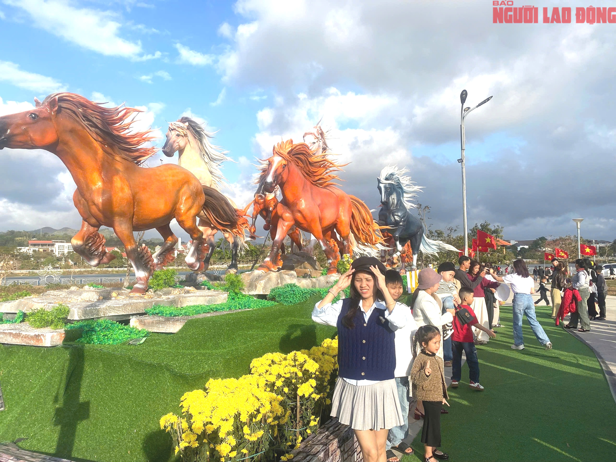 Nườm nượp người check - in linh vật ngựa Quảng Trị ngày Tết Bính Ngọ 2026 - Ảnh 12. Nườm nượp người check - in linh vật ngựa Quảng Trị ngày Tết Bính Ngọ 2026 - Ảnh 12.