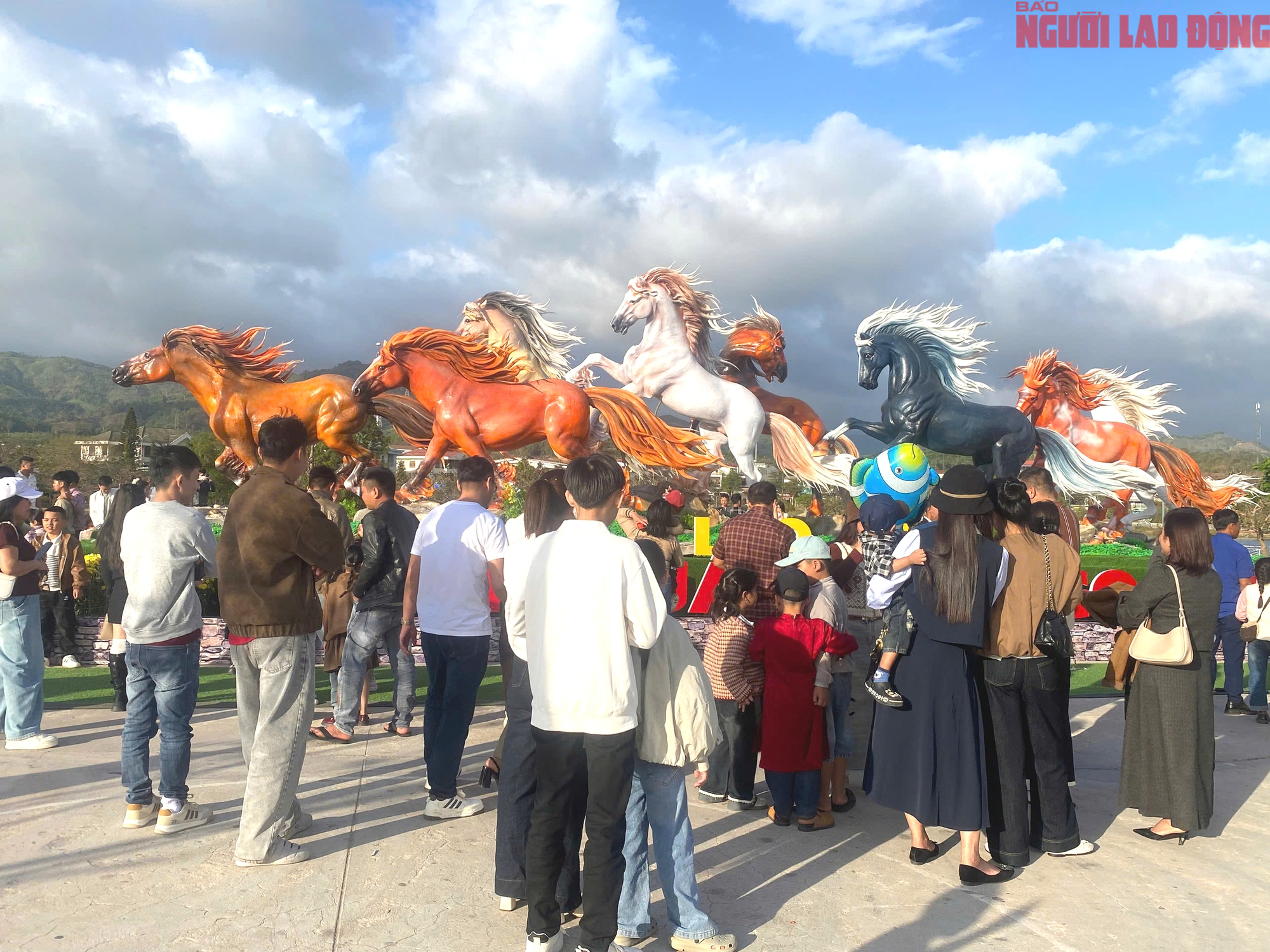 Nườm nượp người check - in linh vật ngựa Quảng Trị ngày Tết Bính Ngọ 2026 - Ảnh 6. Nườm nượp người check - in linh vật ngựa Quảng Trị ngày Tết Bính Ngọ 2026 - Ảnh 6.