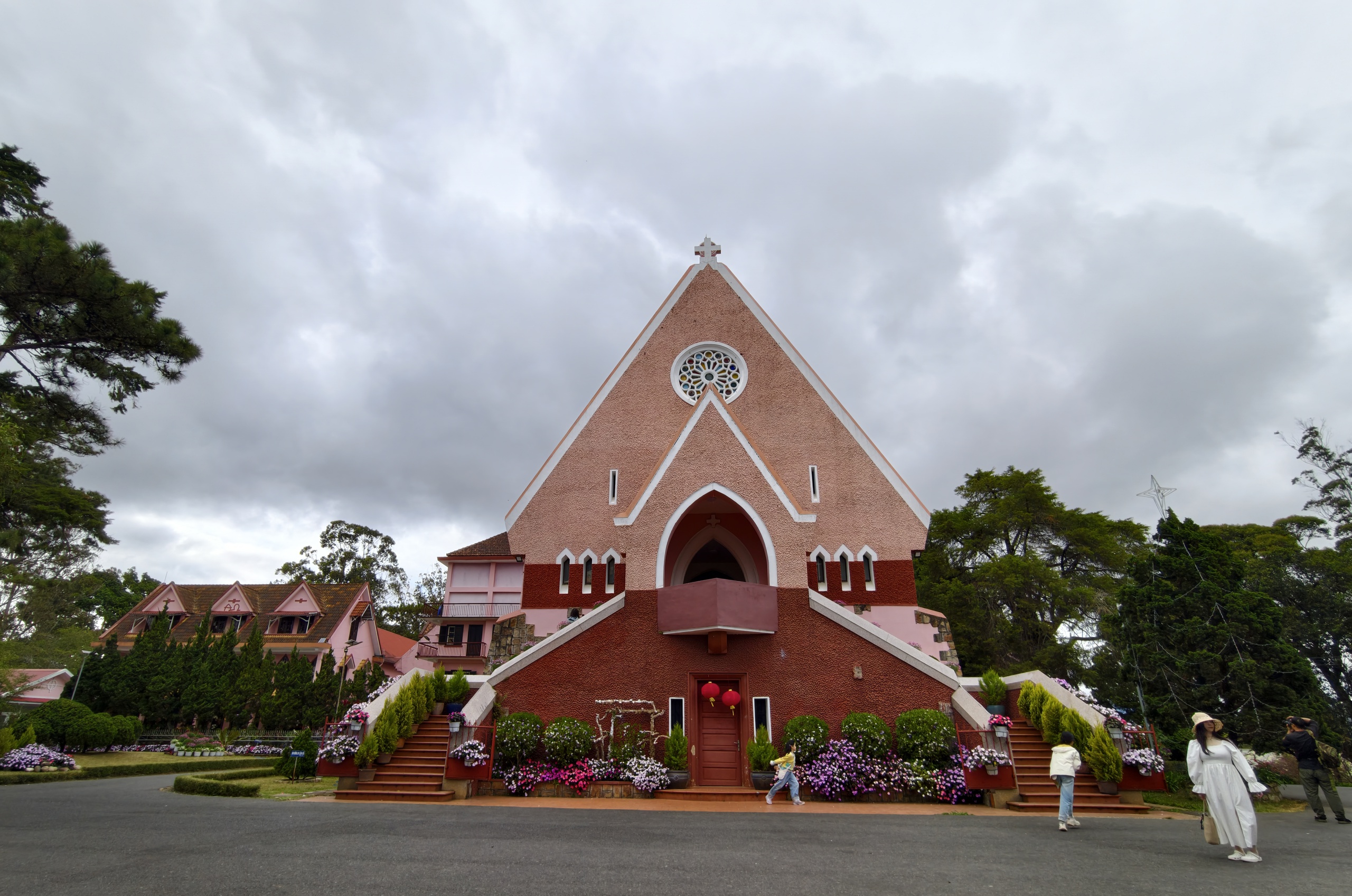 Ảnh độc đ&aacute;o Đ&agrave; Lạt hơn nửa thế kỷ trước v&agrave; đầu năm B&iacute;nh Ngọ 2026 - Ảnh 19.