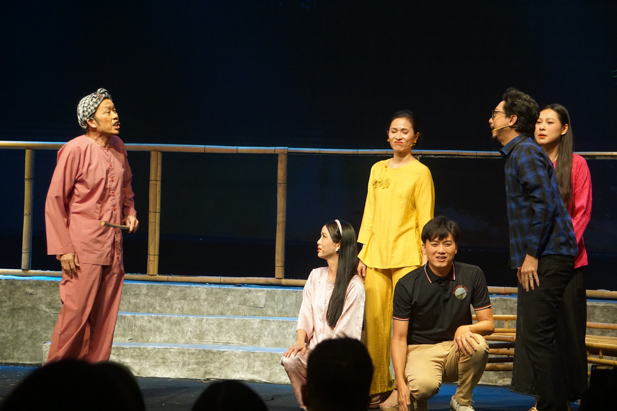 Sân khấu sáng đèn tối mùng 1 Tết: Khởi đầu mùa xuân bằng năng lượng sáng tạo - Ảnh 1.