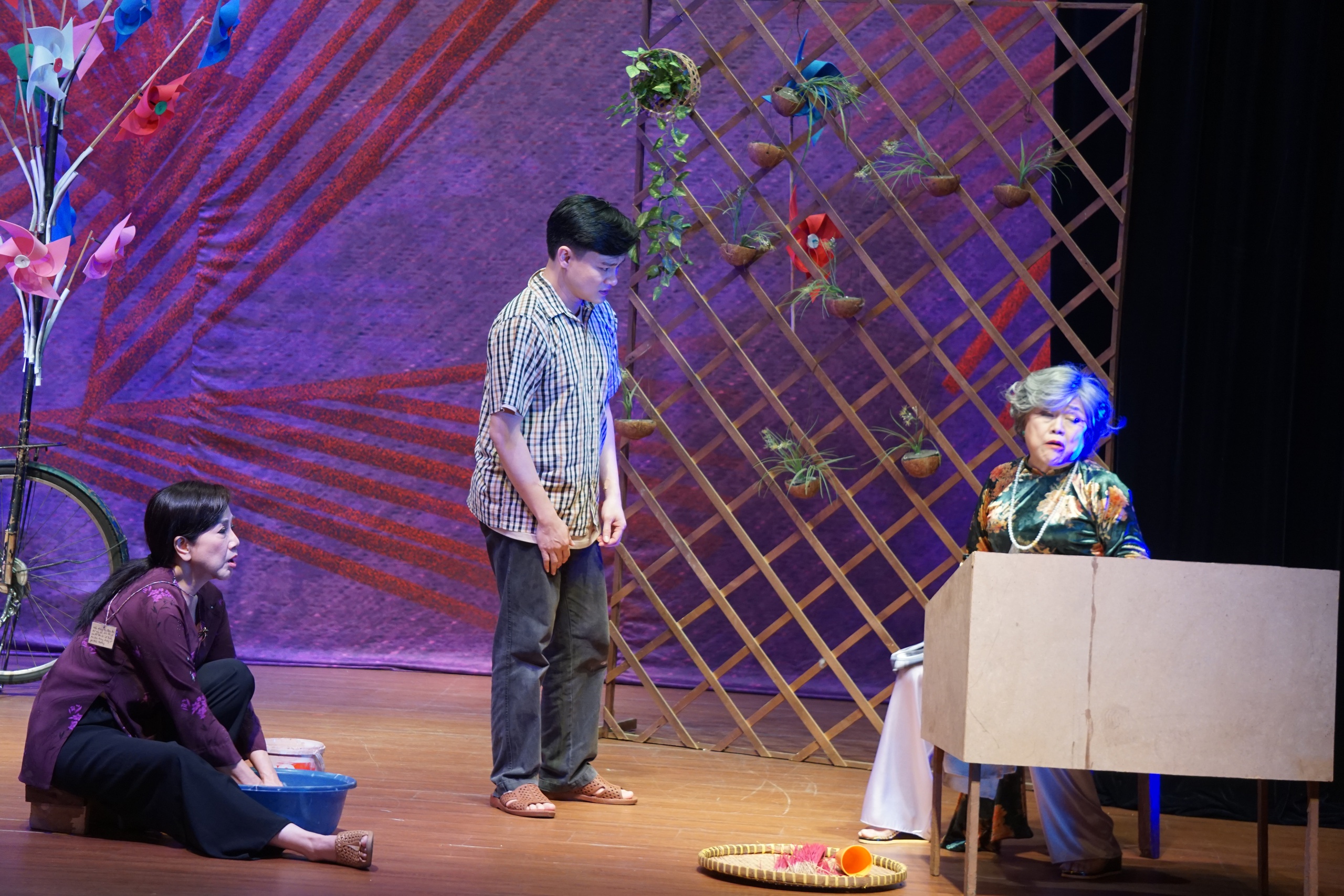 "29 anh về": Nước mắt đoàn viên và phút vỡ òa của NSƯT Phương Hồng Thủy - Ảnh 3.