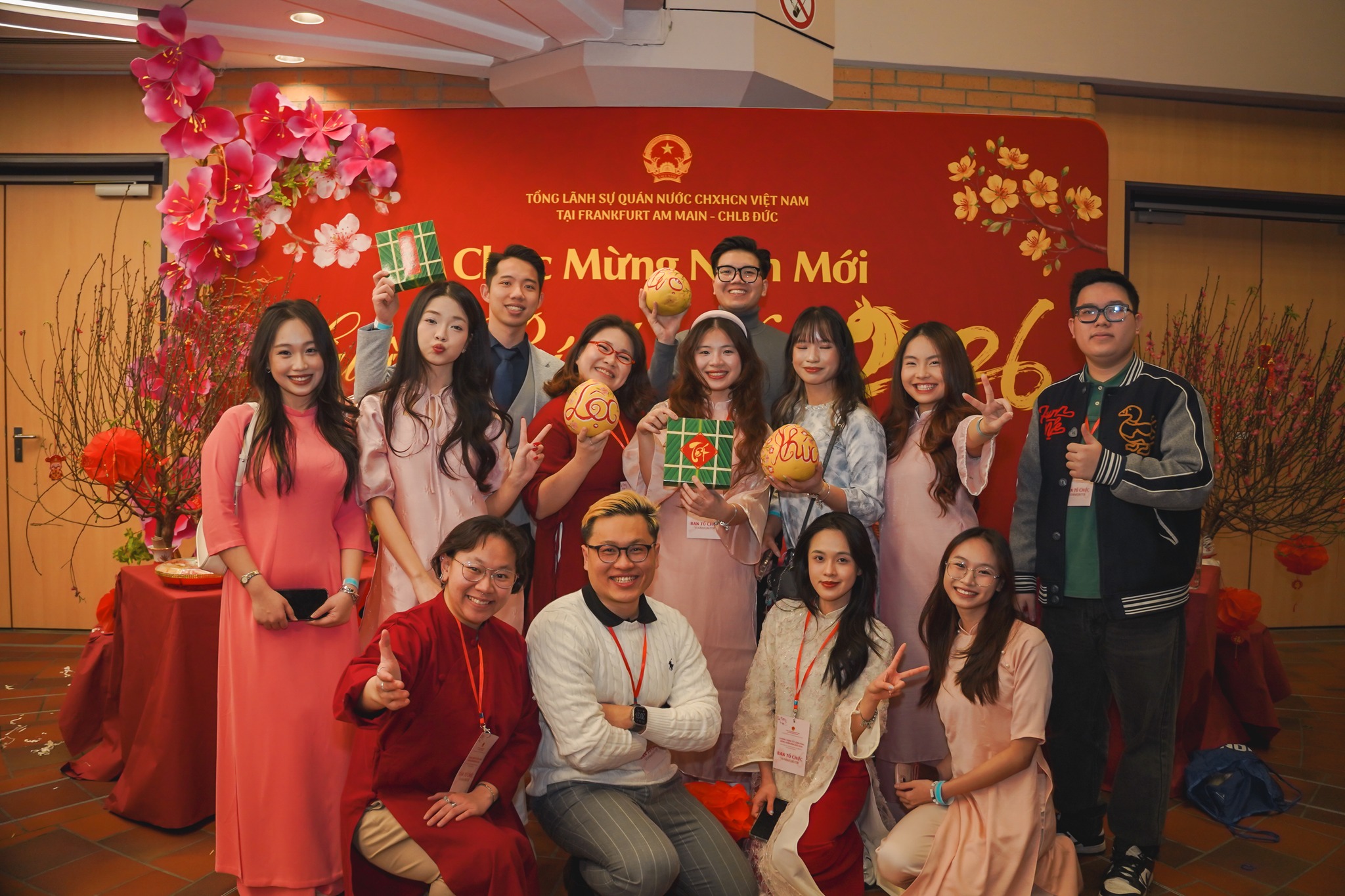 Mang Tết theo hành trình xa xứ - Ảnh 10.