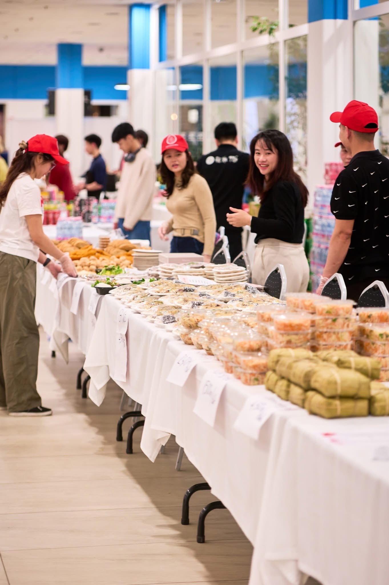 Mang Tết theo hành trình xa xứ - Ảnh 23.