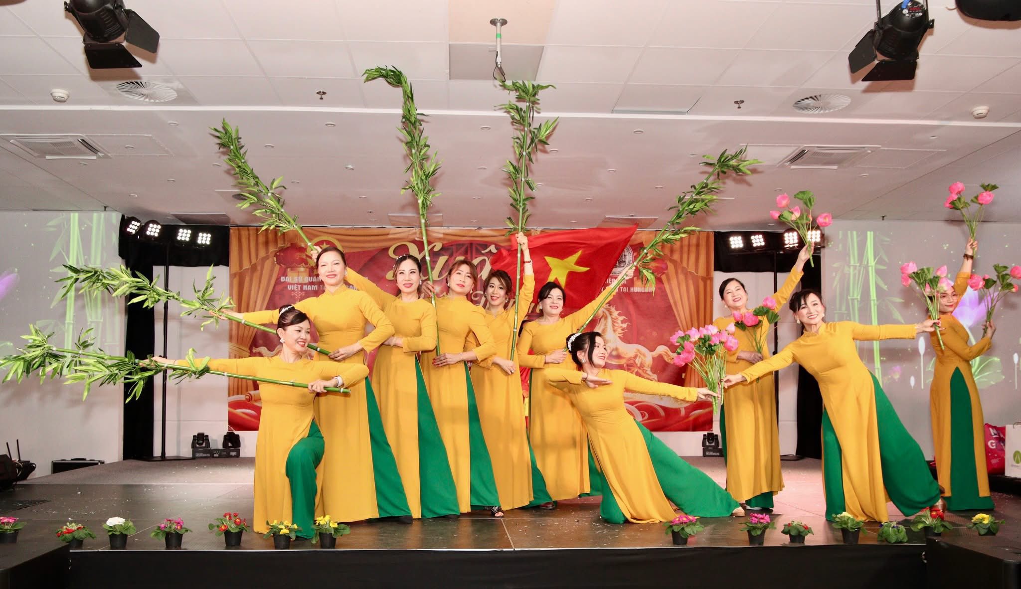 Mang Tết theo hành trình xa xứ - Ảnh 20.