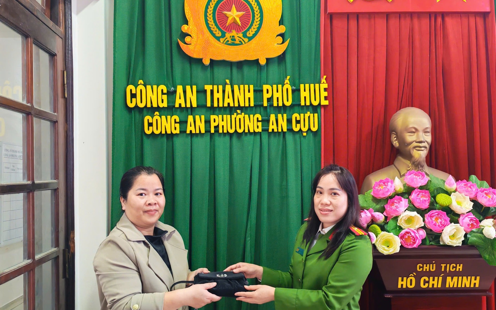 Nhặt được 12 triệu đồng, người đ&agrave;n &ocirc;ng giao c&ocirc;ng an trả lại người đ&aacute;nh rơi - Ảnh 2.