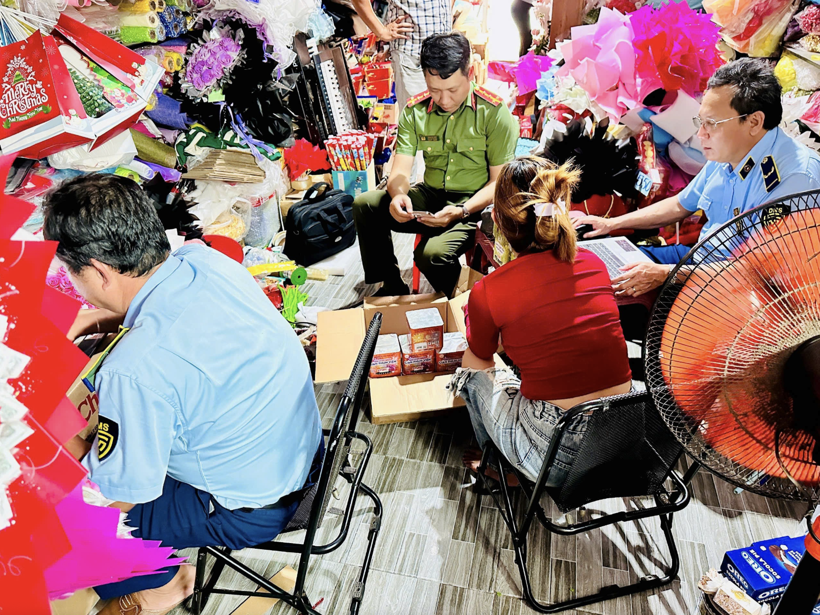 Vĩnh Long xử lý nhiều cơ sở bán pháo hoa vi phạm dịp Tết 2026 - Ảnh 1.